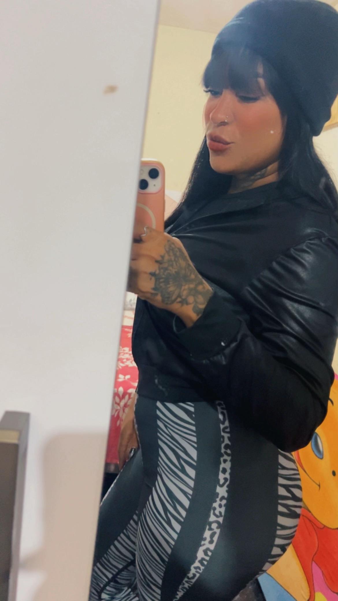 @M&ocirc;nica
