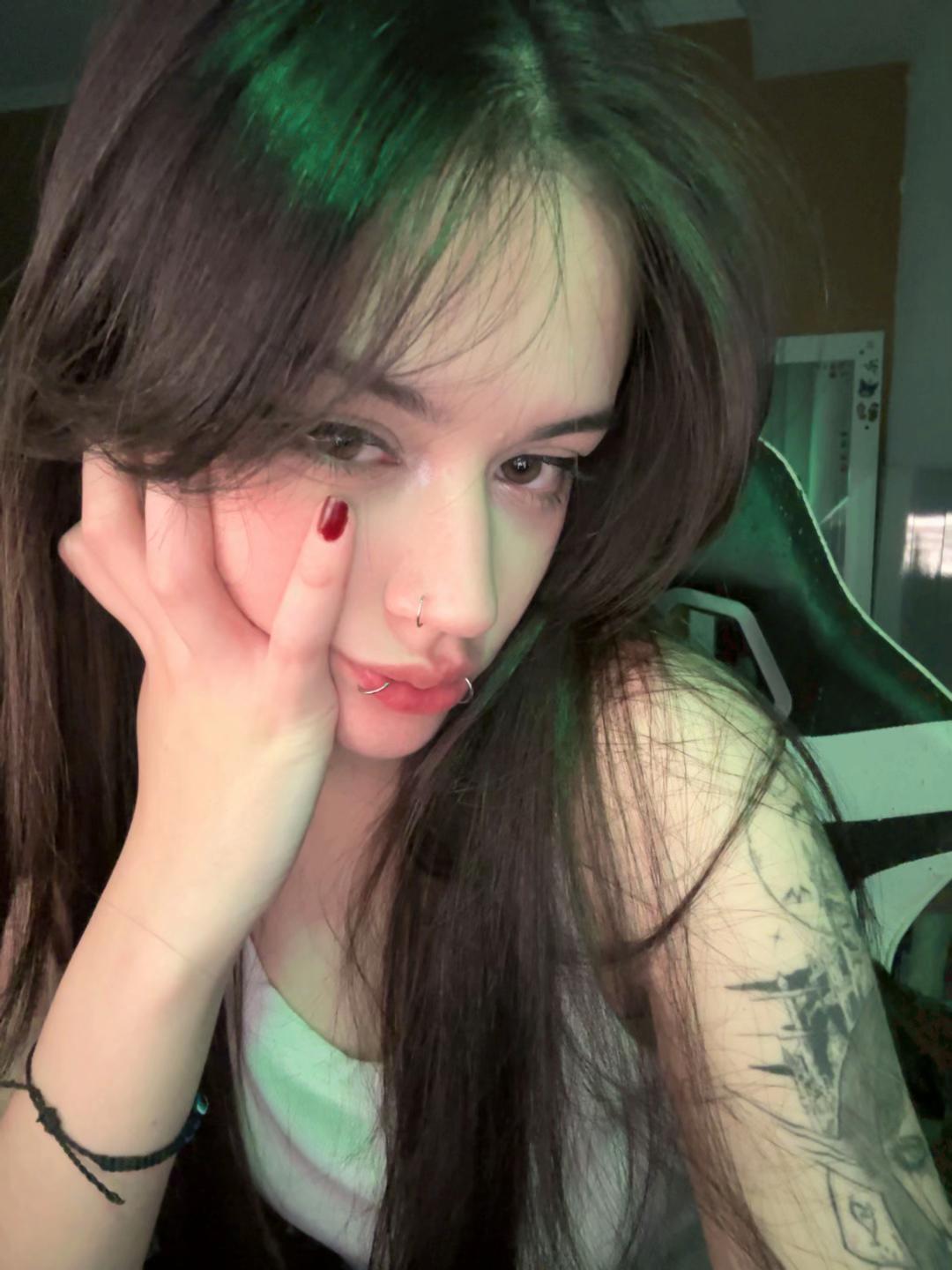 @twitch.tv/fruttinhaa