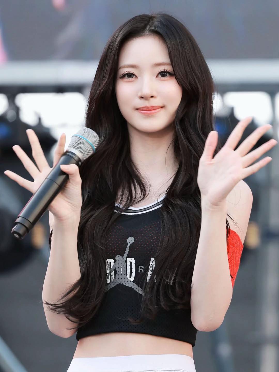 @👸🦋Universal Kpop Idols🦋👑