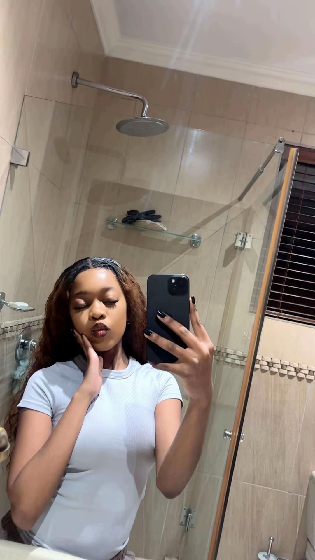 @ᴉɹoɥʇƃuᴉʞ🖤