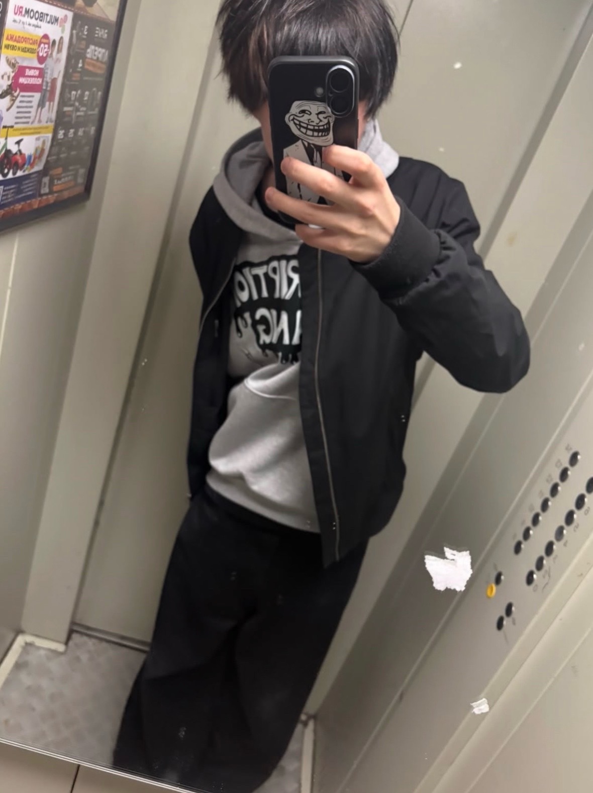 @>.<