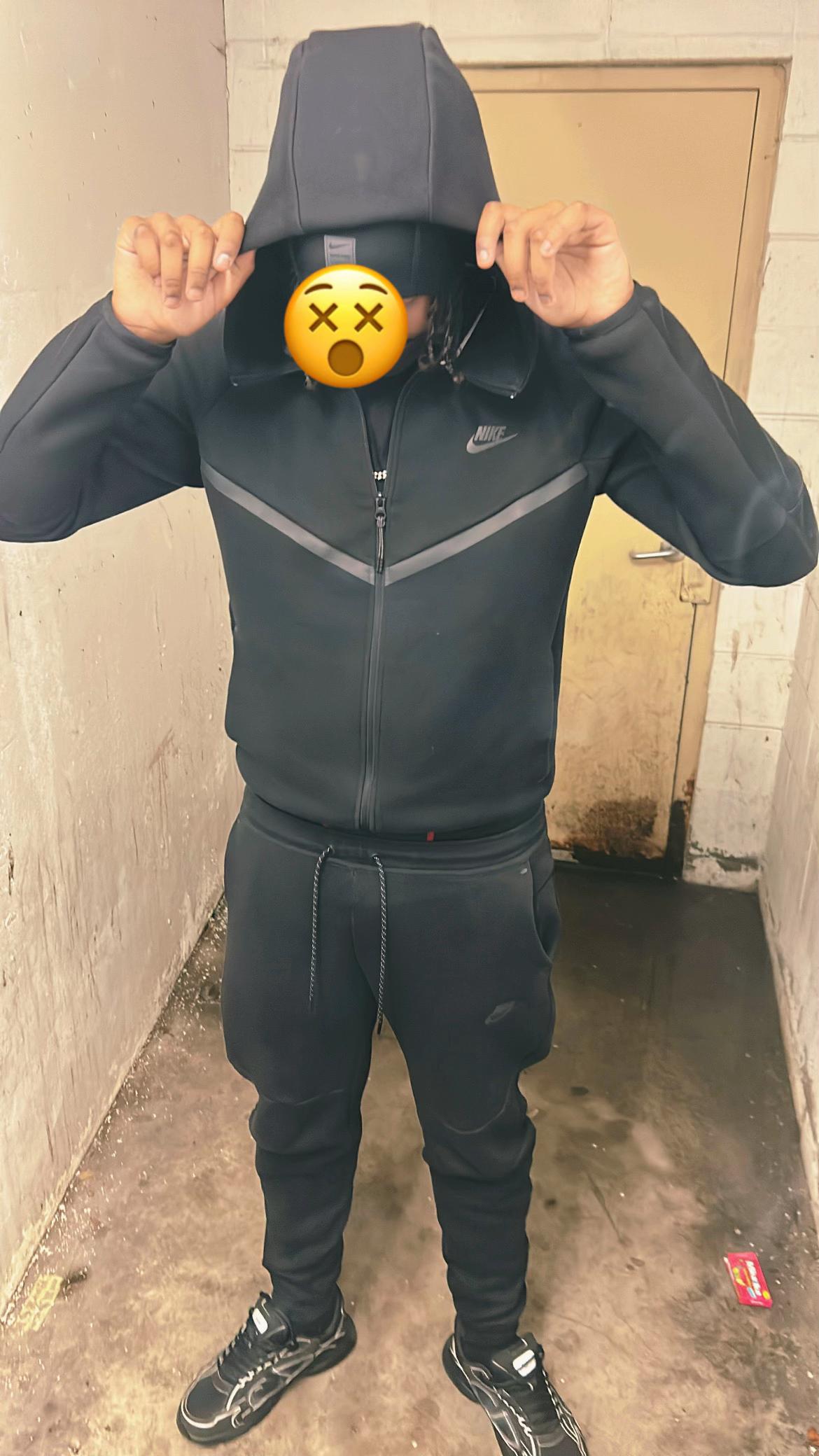 @⃟