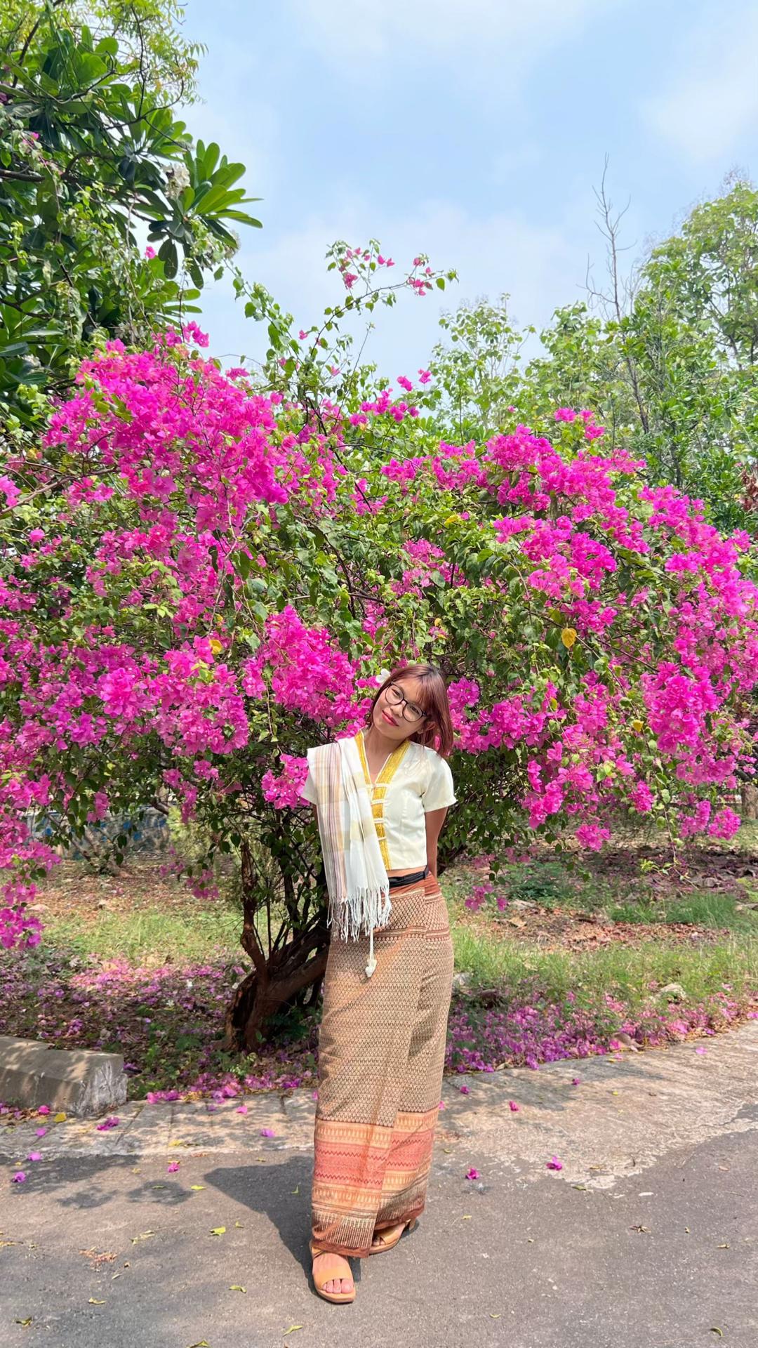 @Yoon Wa Di Hlaing - ရှလွတ်