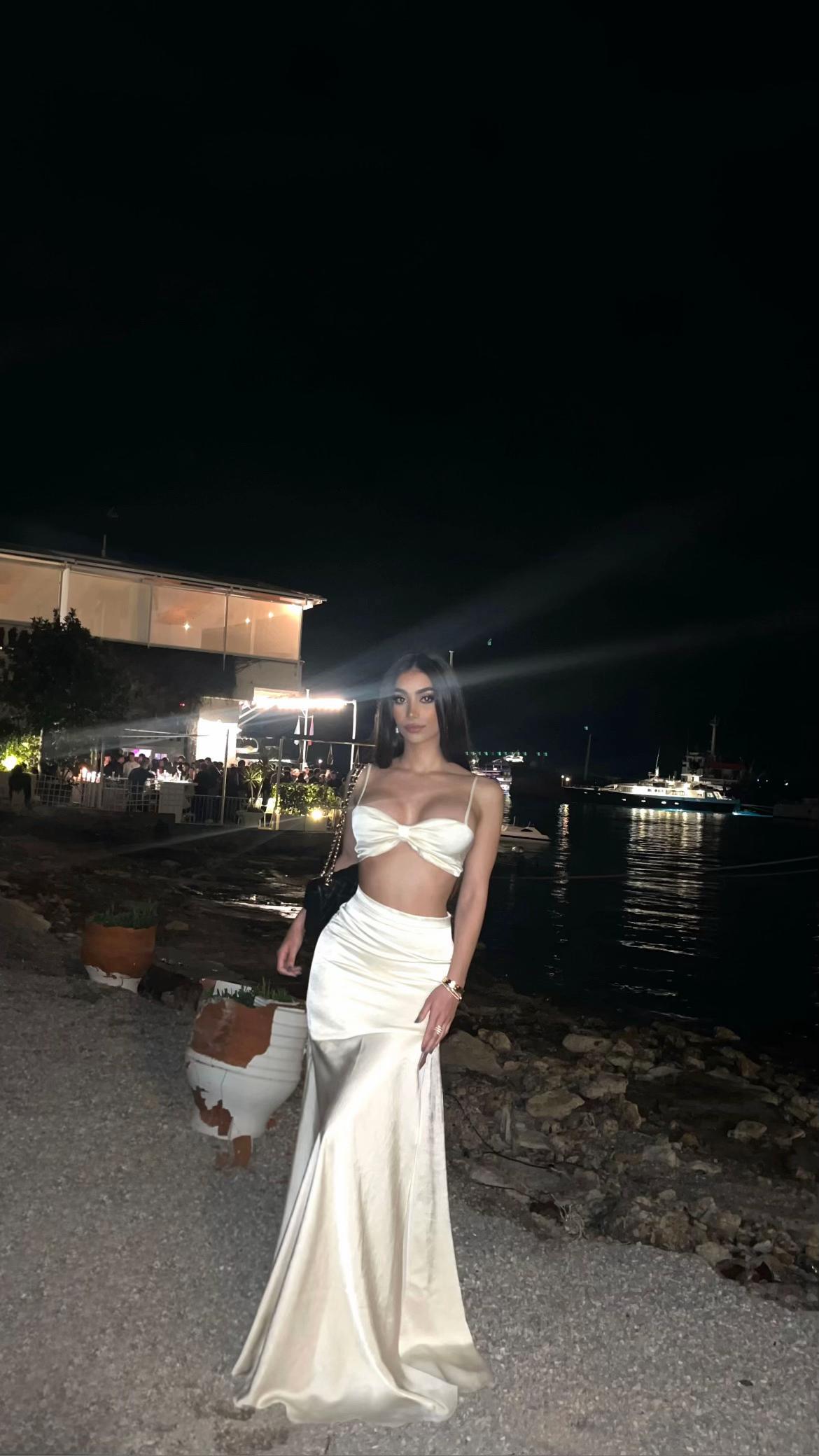 @E. Tsiaras