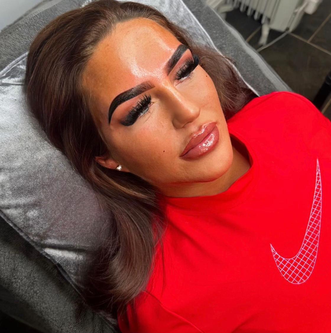 @MAKEUPBYSHOLAA