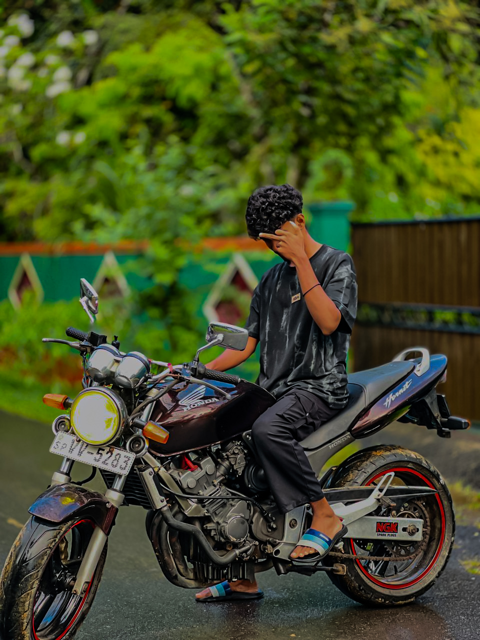 @Anu_Haz 🥂🤍"