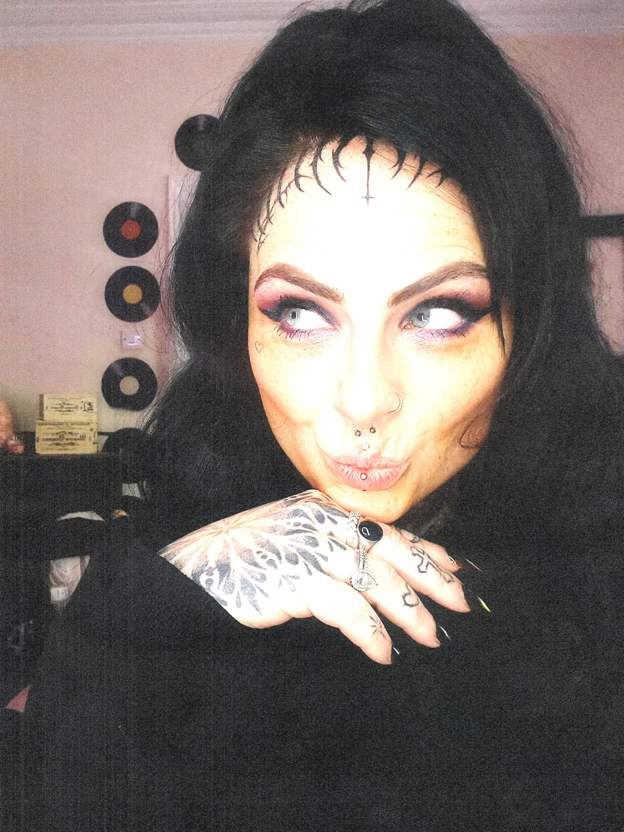 @𝔅𝔞𝔟𝔶𝔊𝔦𝔯𝔩𝔊𝔬𝔱𝔥𝔦𝔠𝔠
