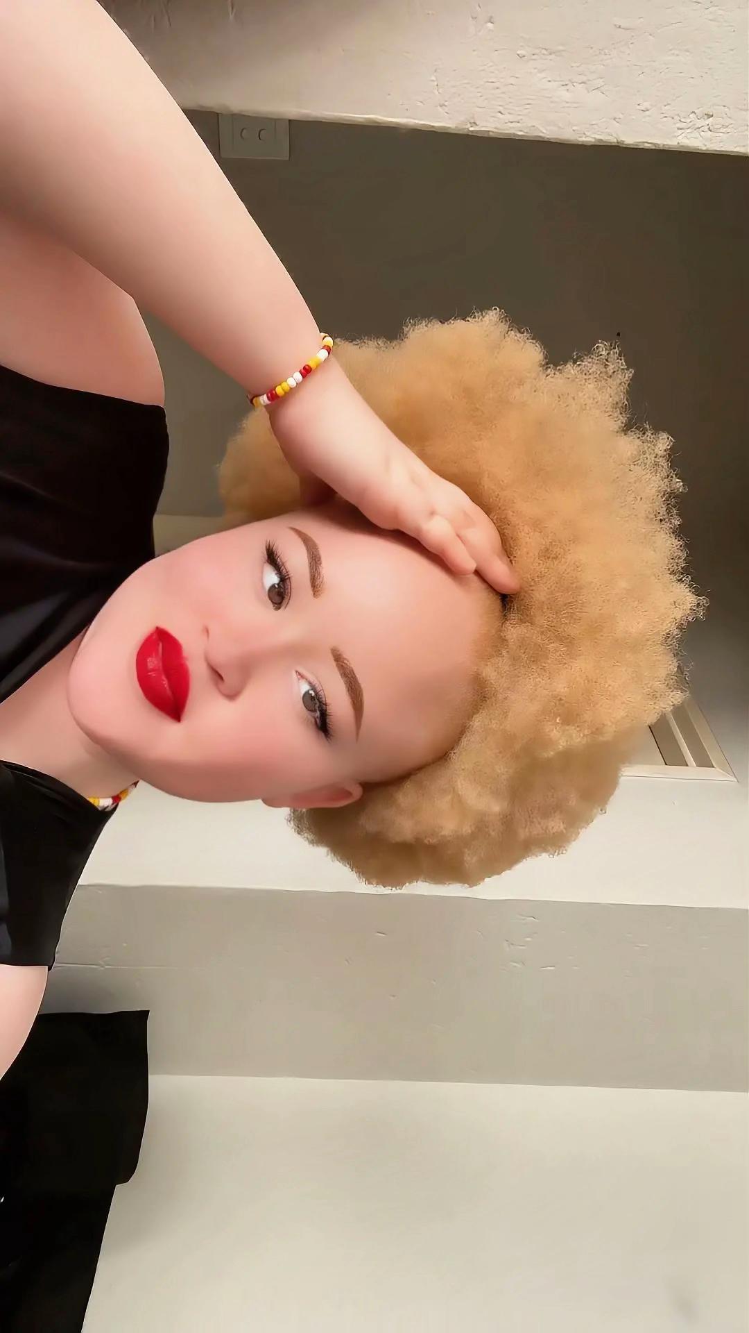 @Black Blondy 🦋