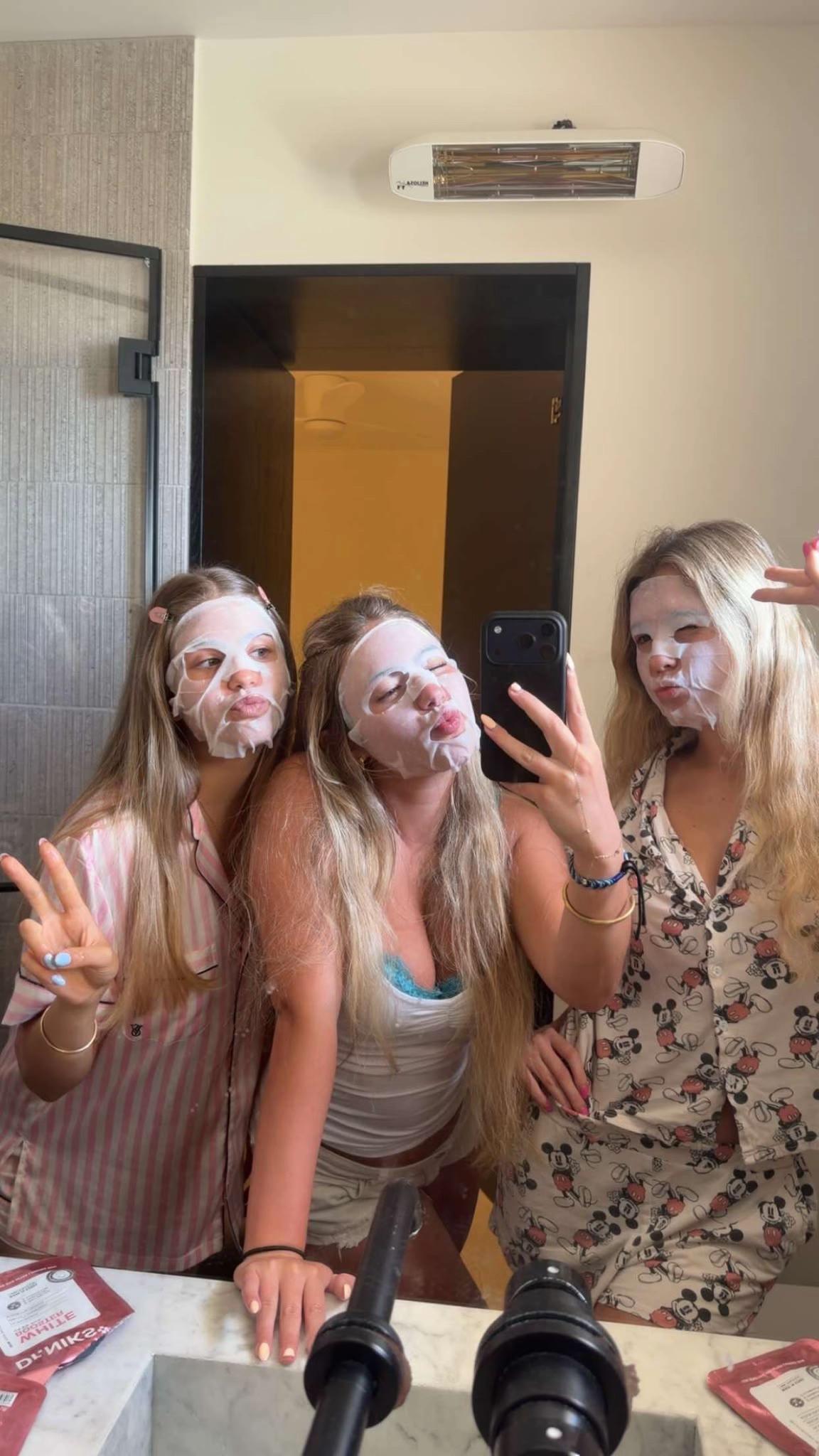 @3hotblondes_
