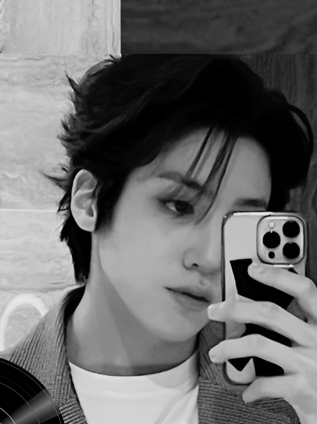 @吴 𝘢𝘭𝘰𝘯𝘦 in 𝘸𝘪𝘯𝘵𝘦𝘳 ⬟