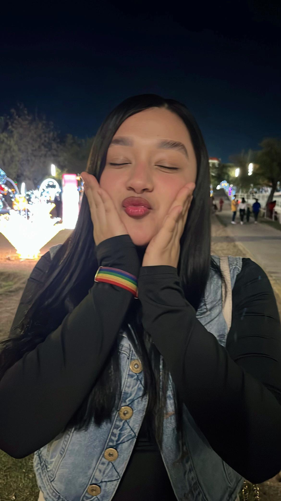 @lizlives._