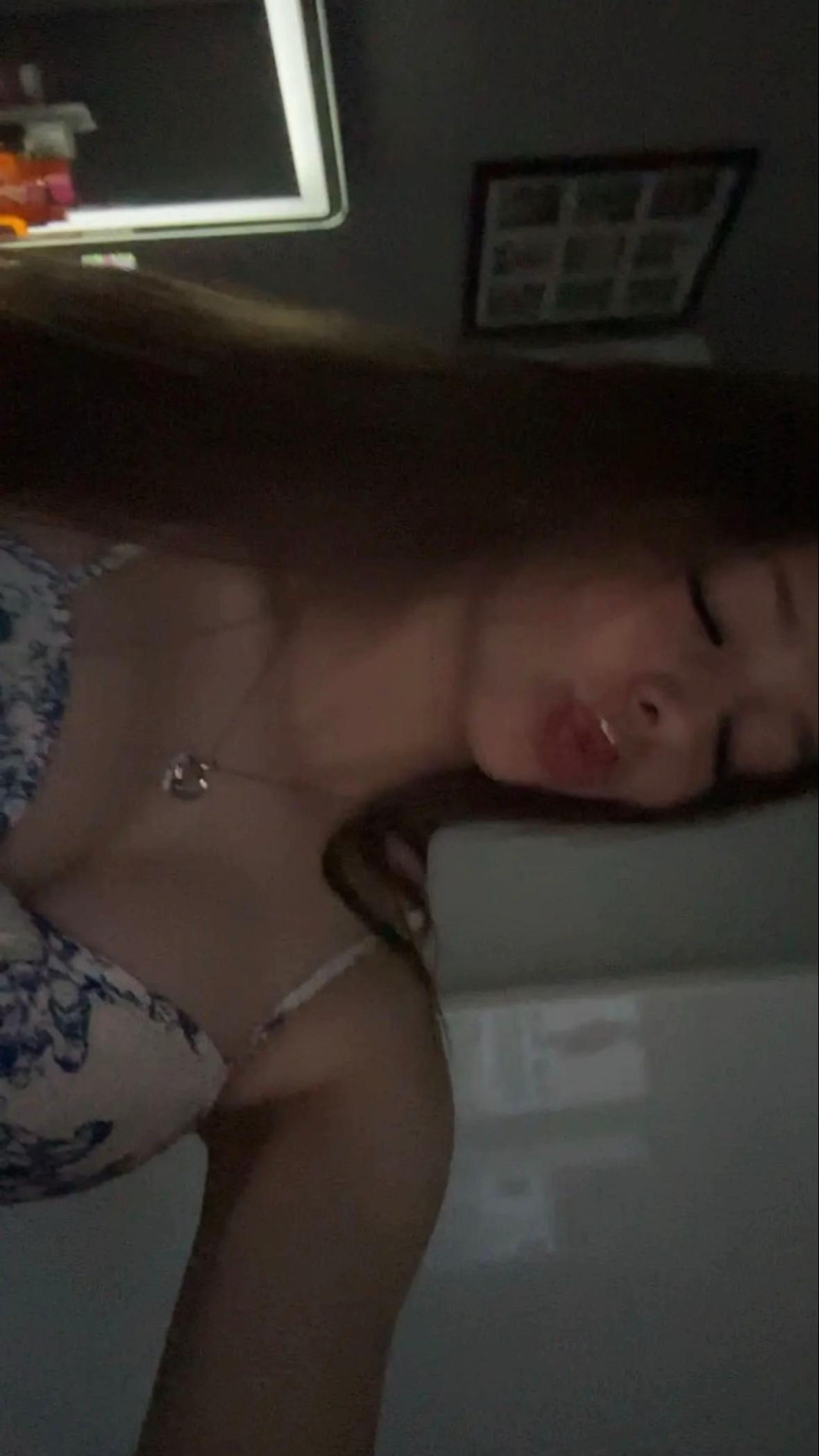 @๐ก๐จ๐ฅ๐ฅ๐ข๐๊จ