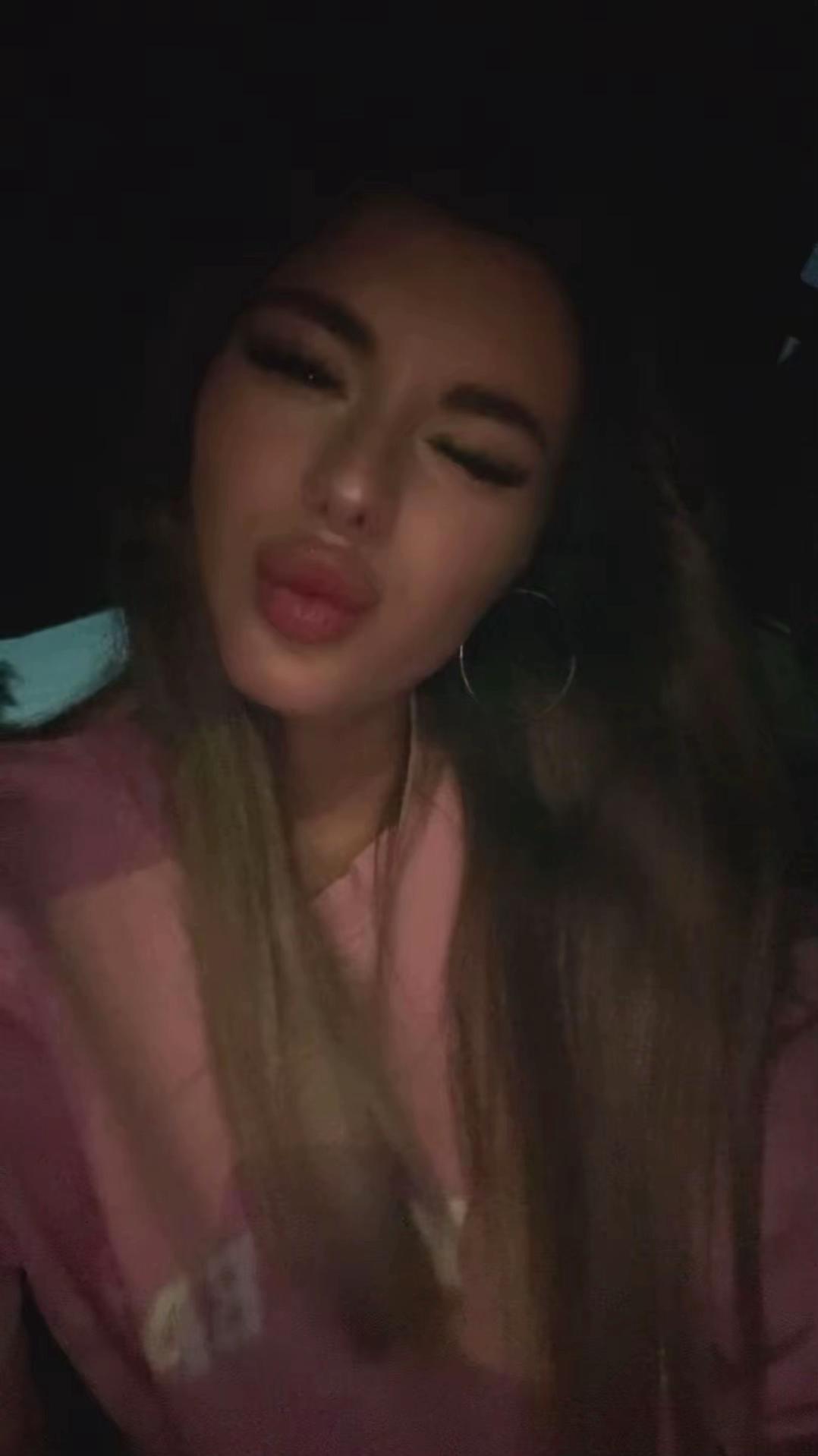 @🫦