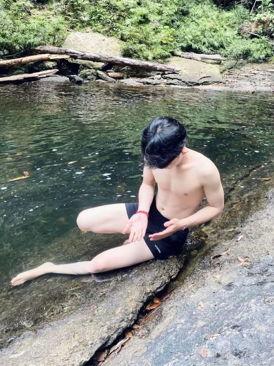 @imnotrobbot0