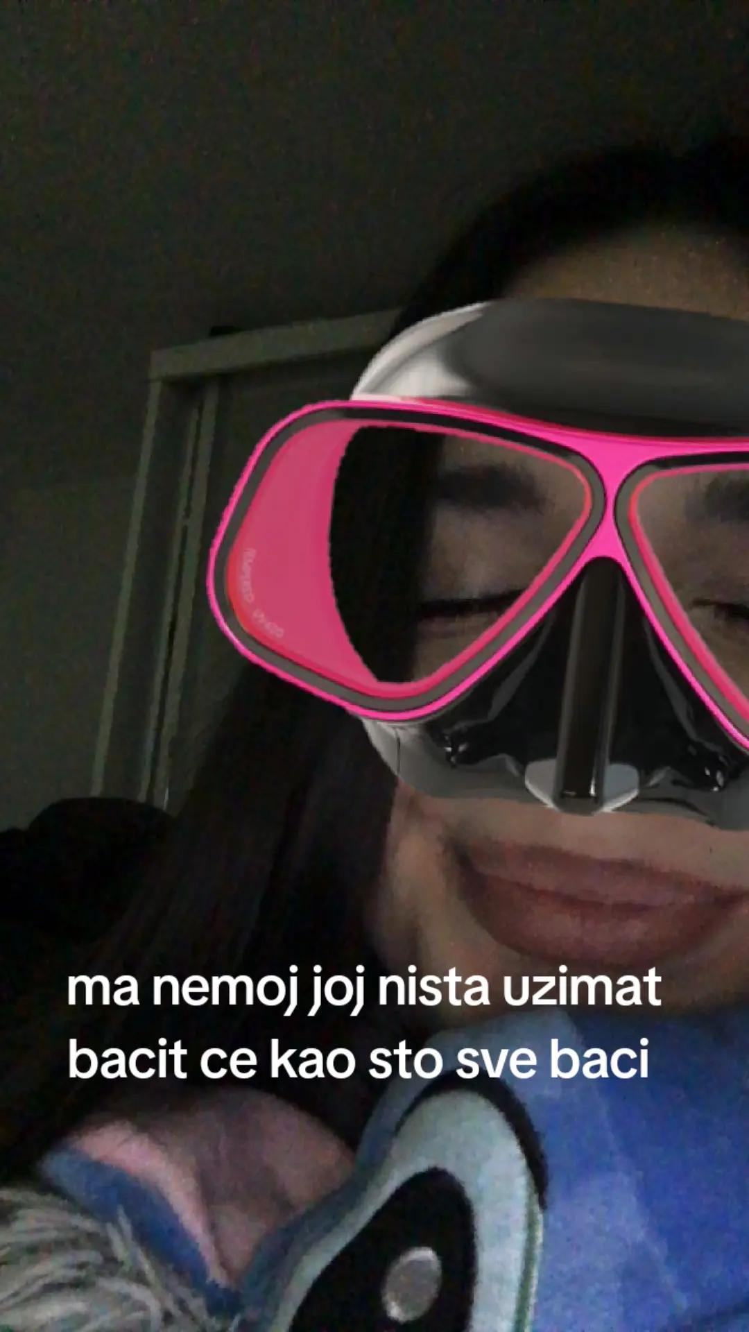 @𝐄
