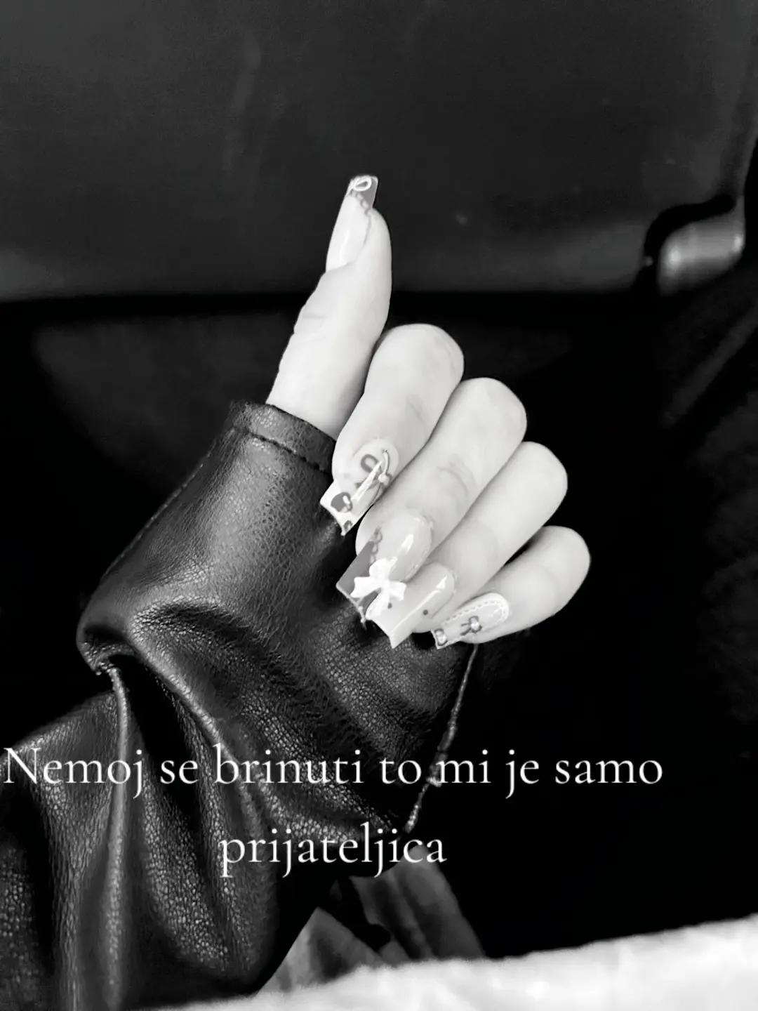 @𝐄