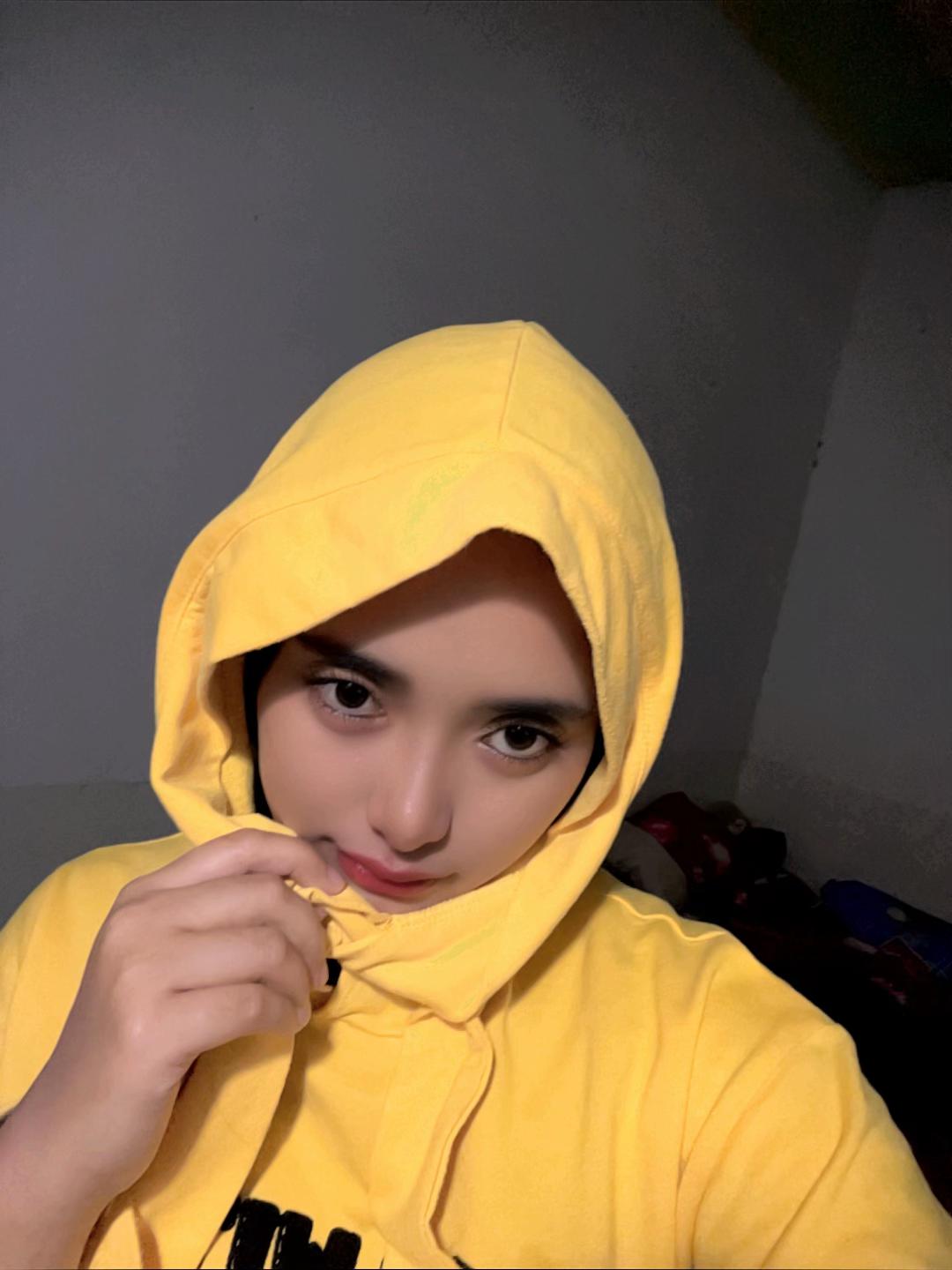 @Elisz_
