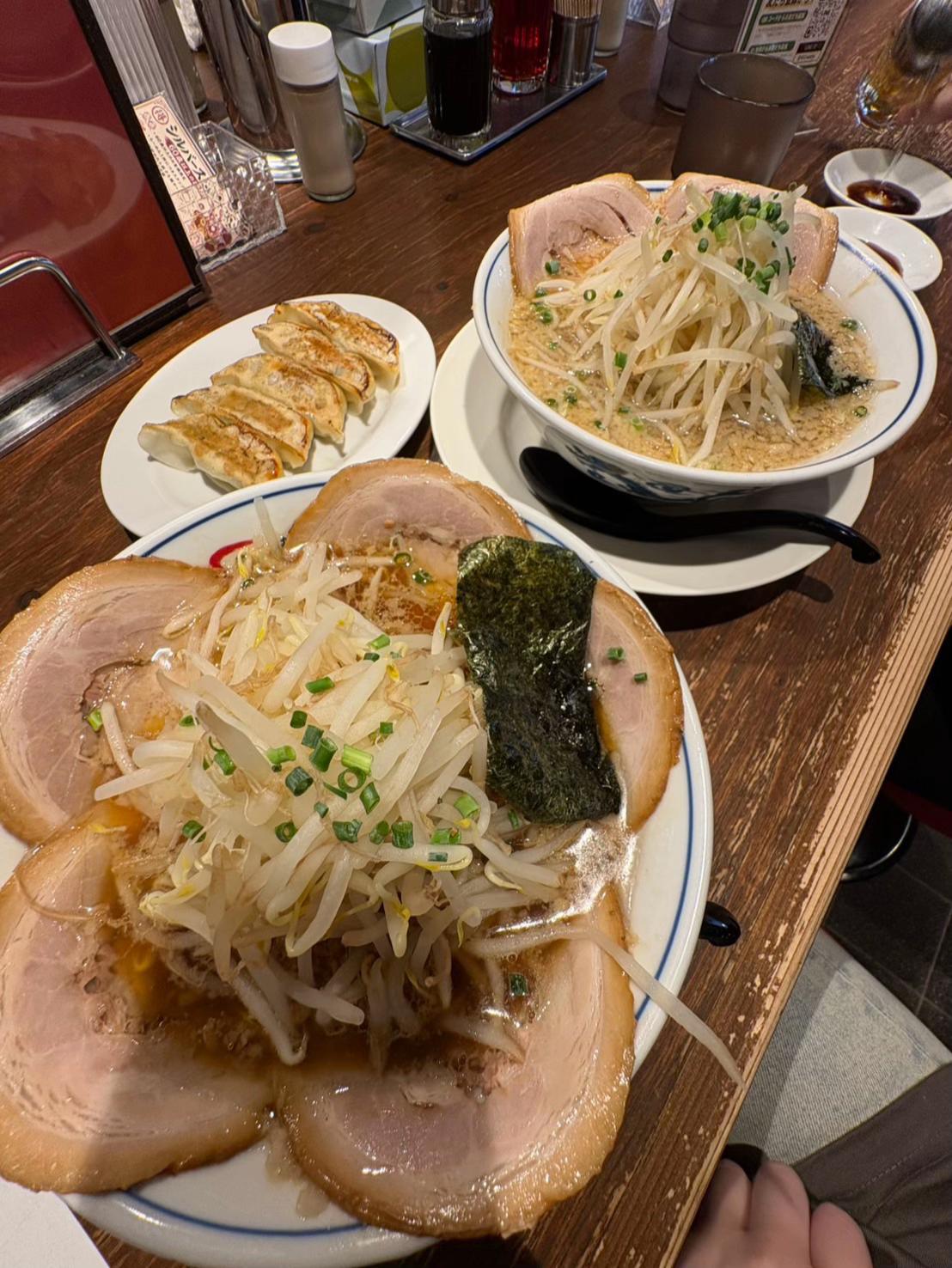 @しの