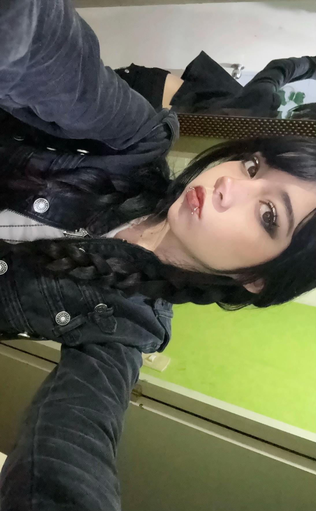 @Jazlyn (。・ω・。)