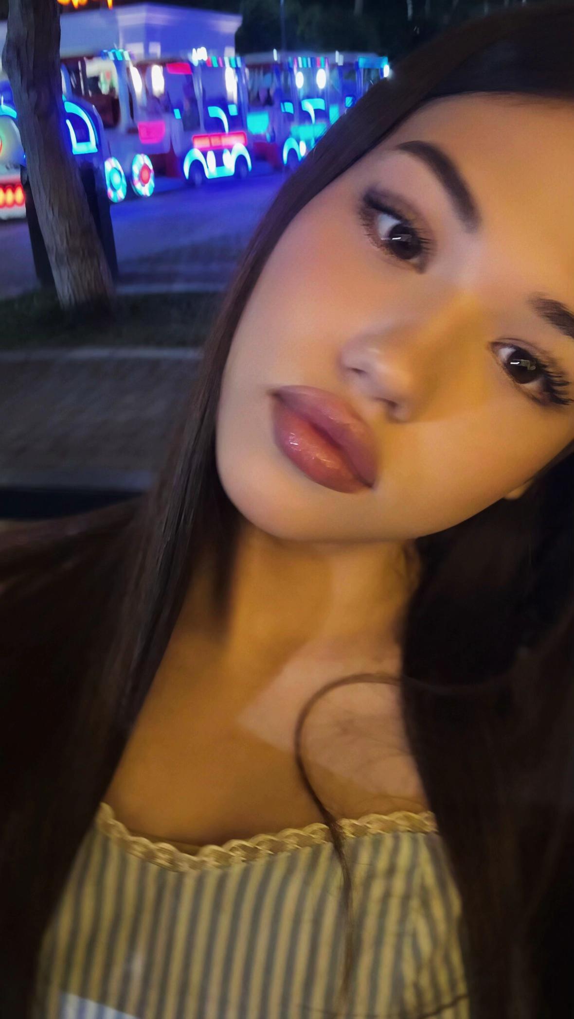 @𝐄