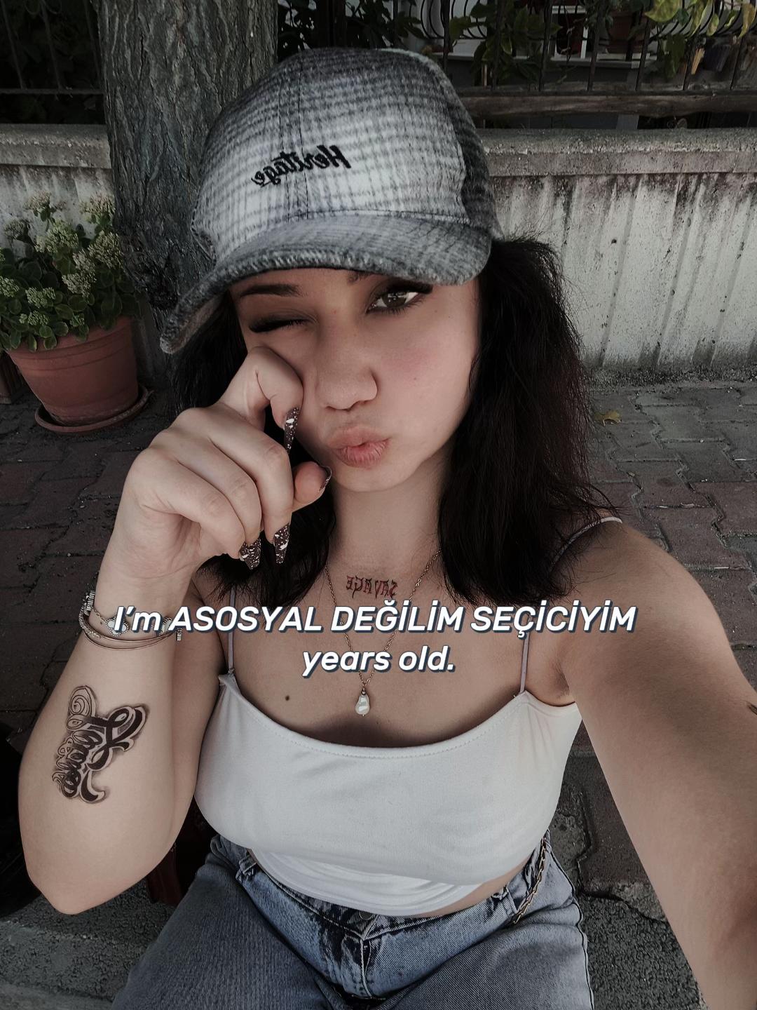 @L A U R A “ 🕷️