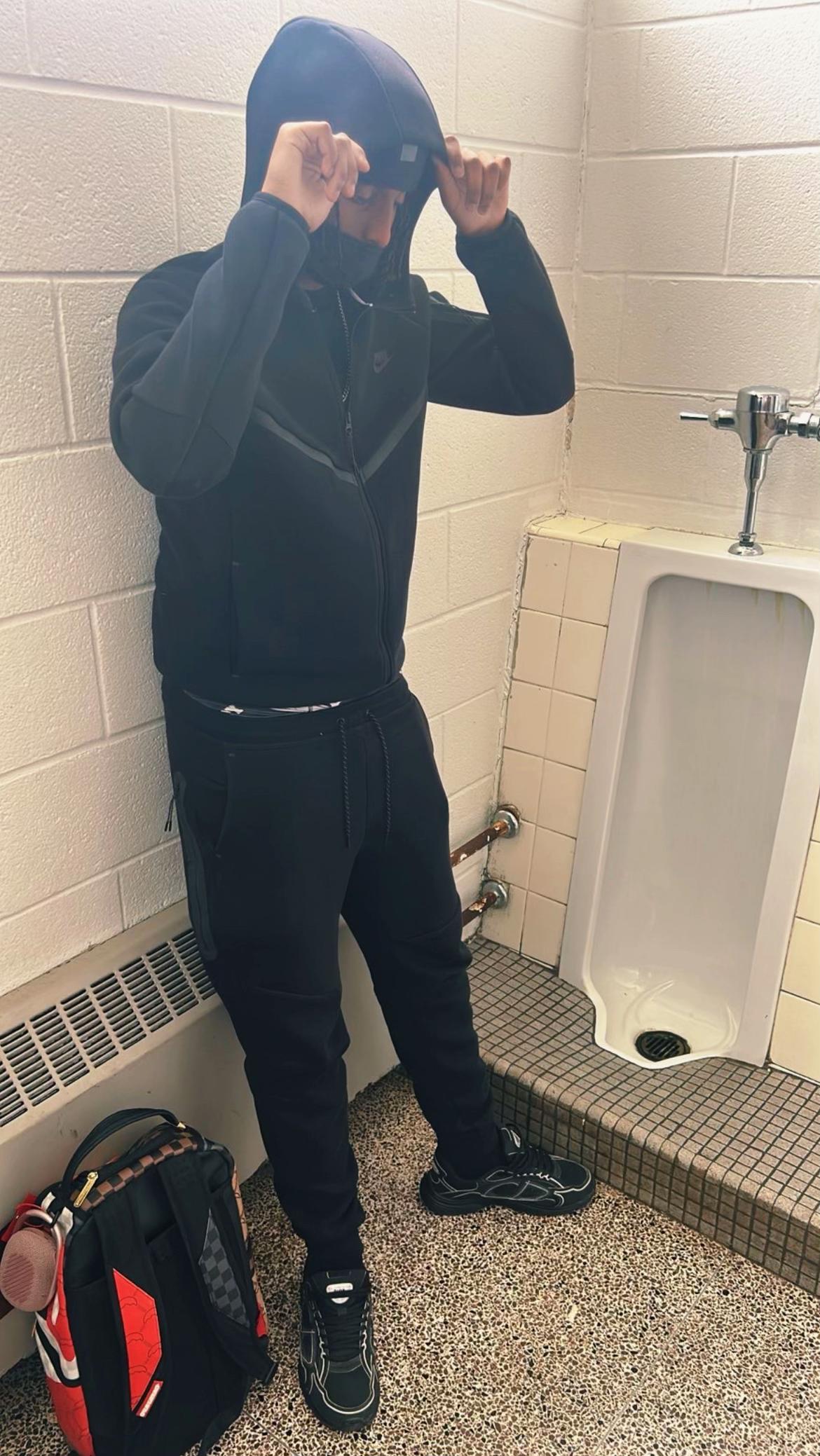 @⃟