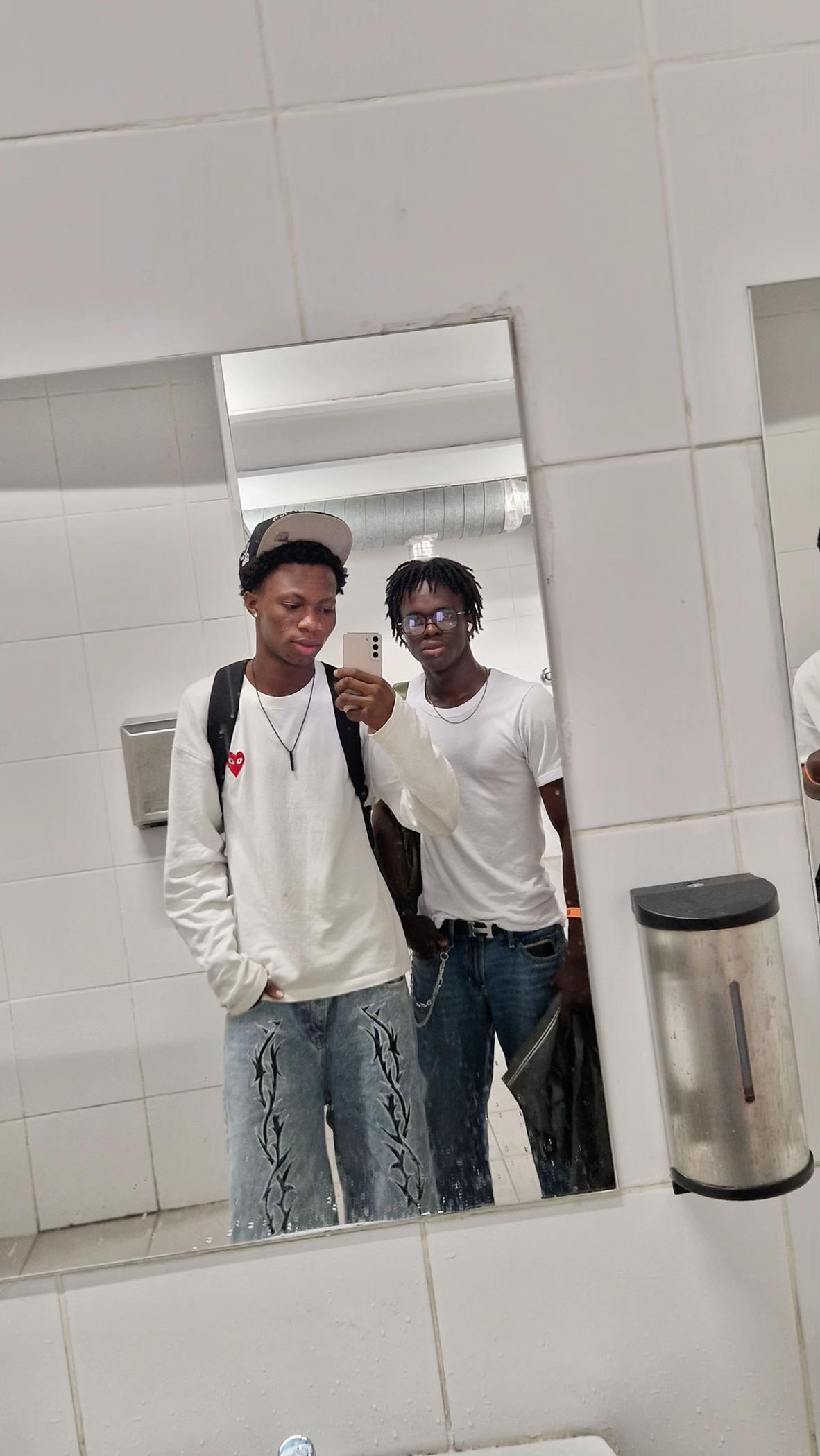 @VNG€ ~ IZI spam 👻✍️
