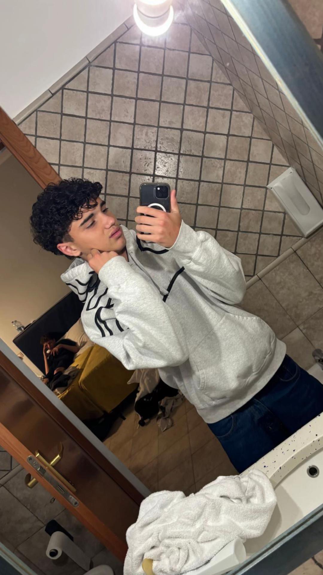 @𖣂