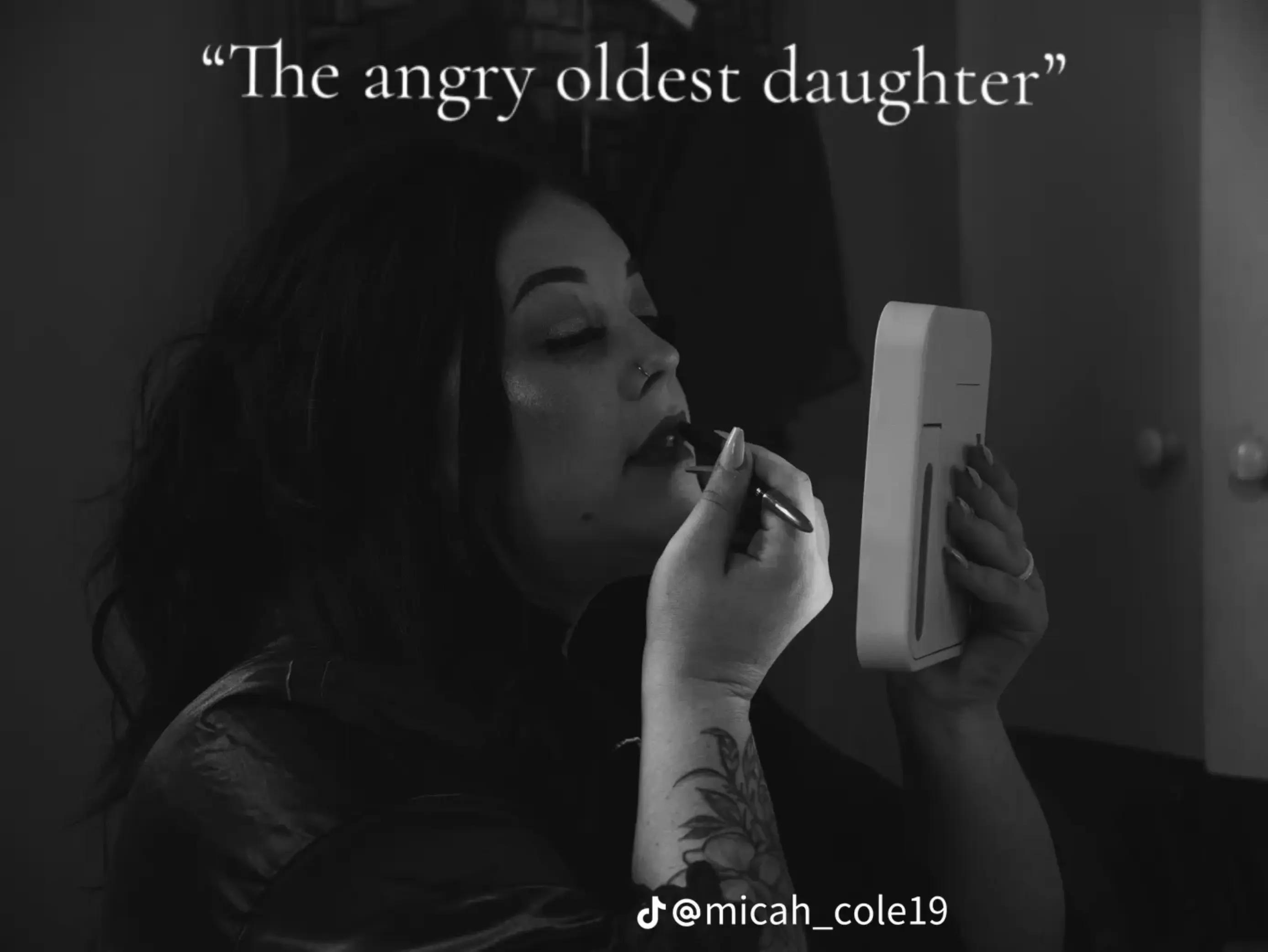 @EmoChickThatsBroken🖤