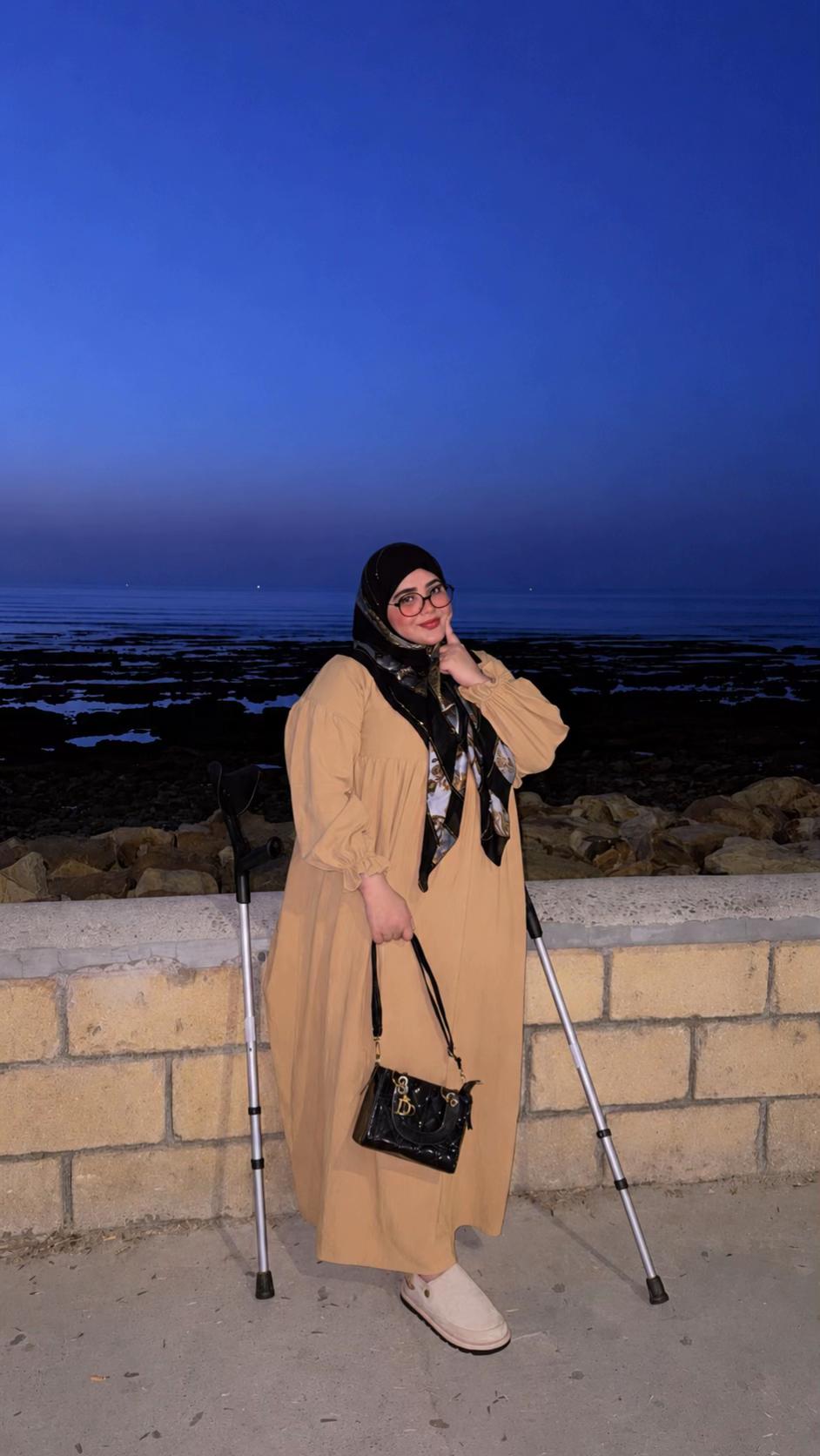 @،