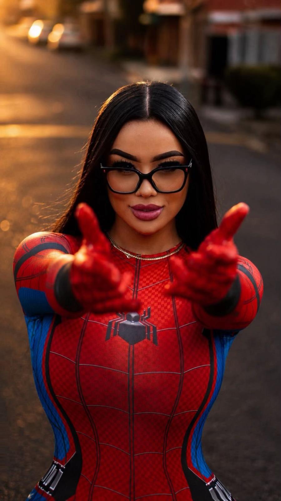 @Tatiqueenoficial 🦋