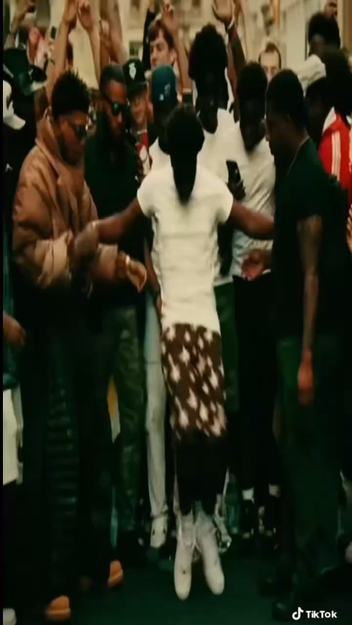 @⃟