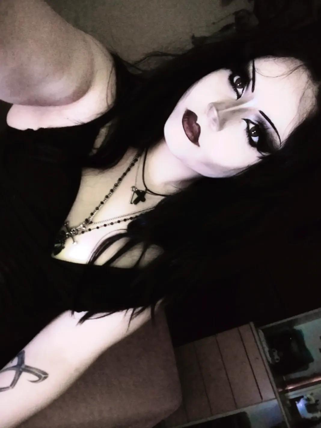 @lilly ✟☠︎︎