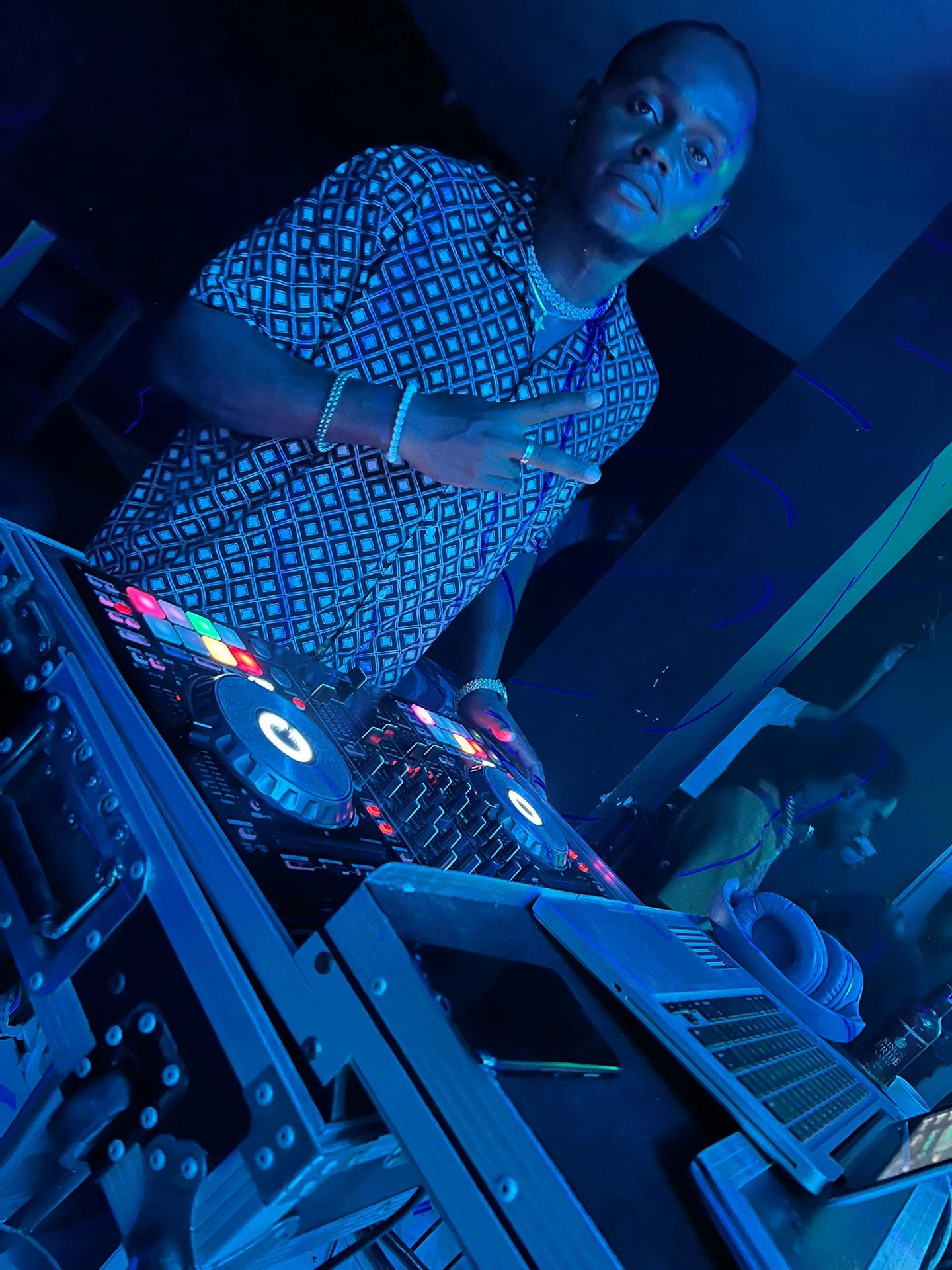 @DJ kevimix 👽💙❤️