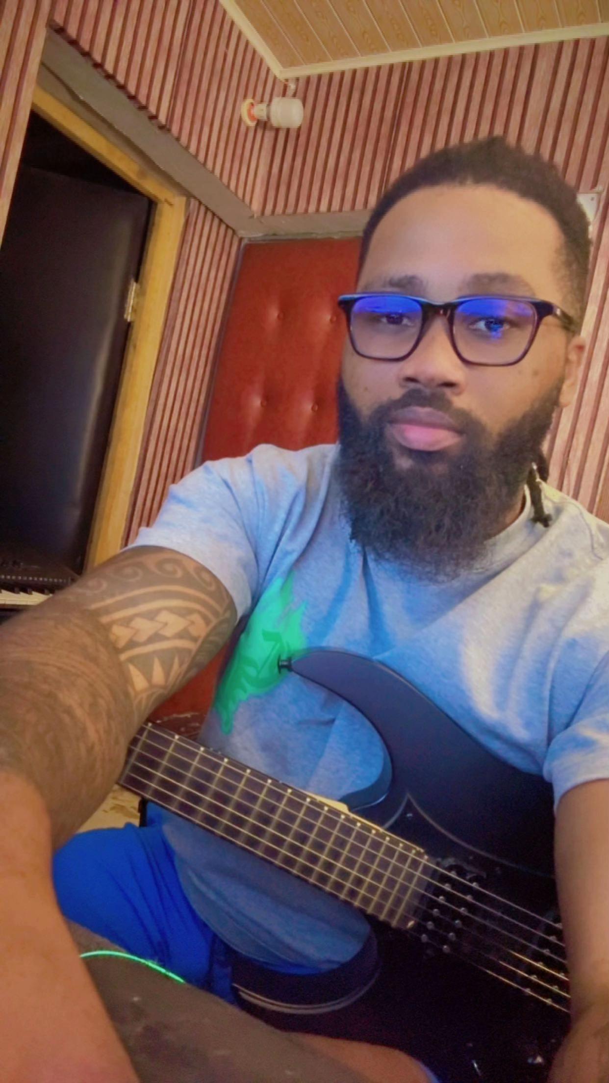 @R&sigma;ƈԋ Aɾƚԋ&upsilon;ɾ on The beat
