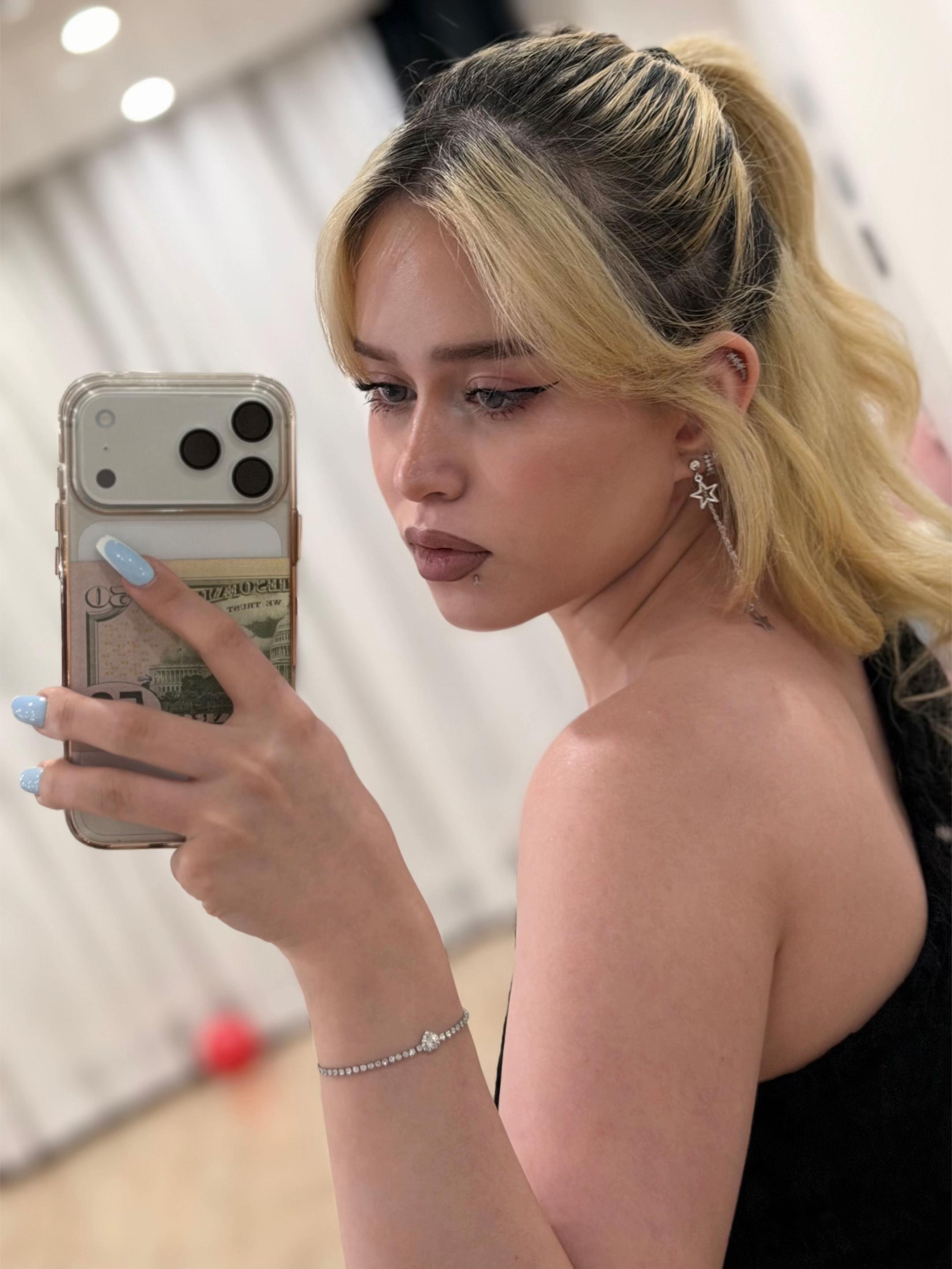 @heliaydn