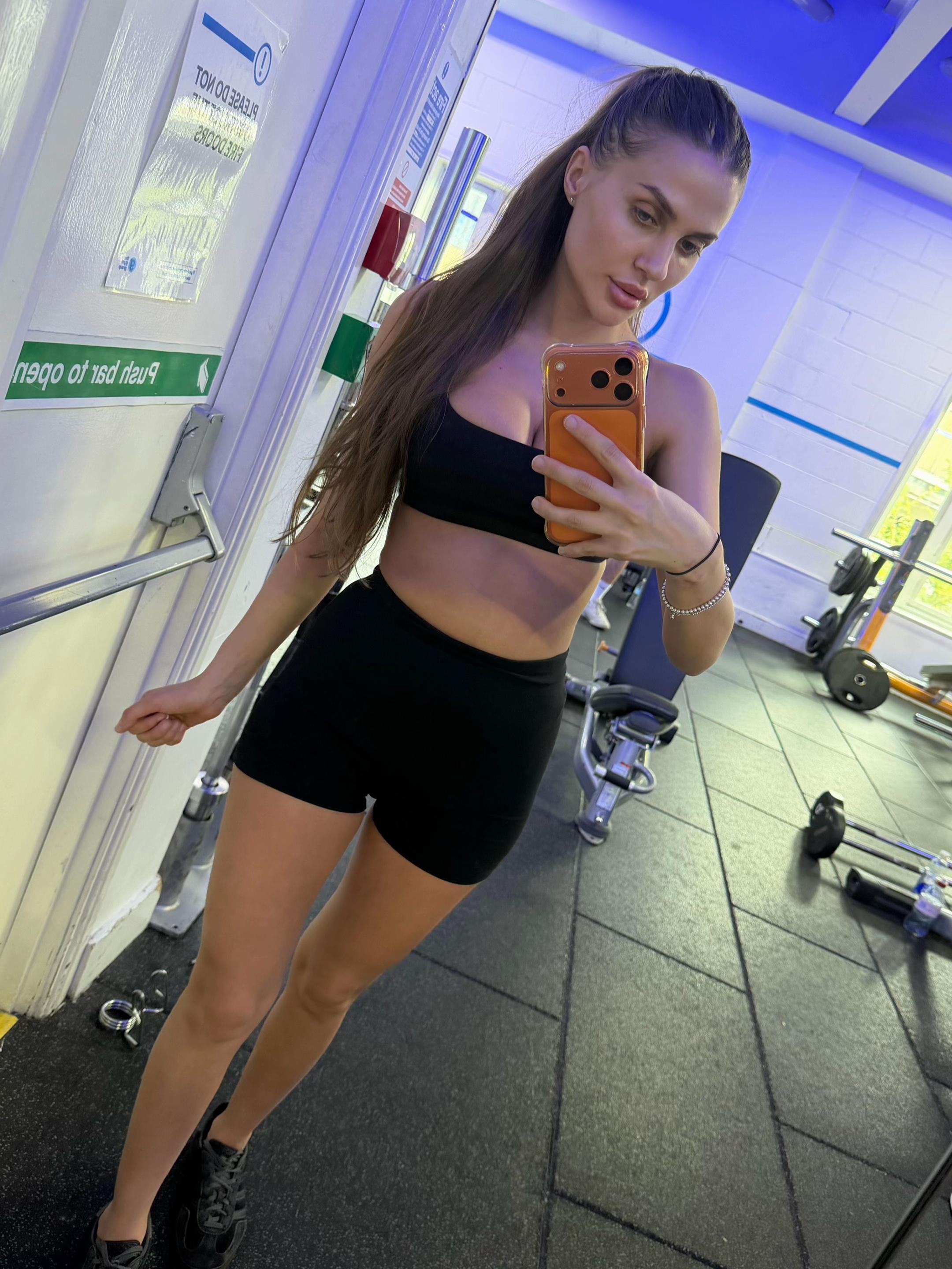@Ella_001