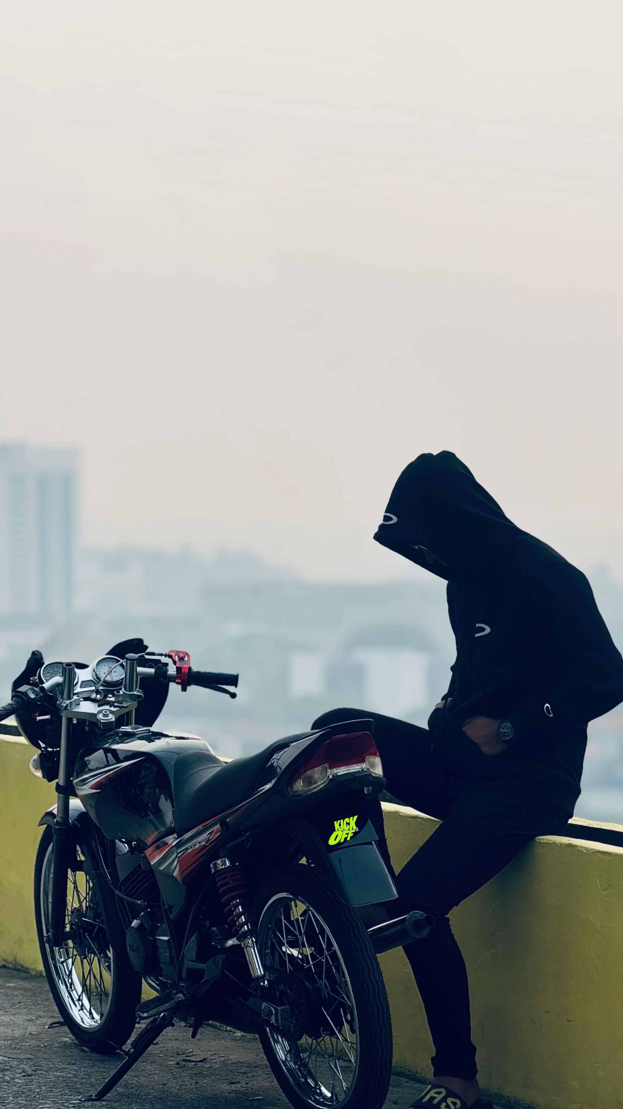 @𝒯