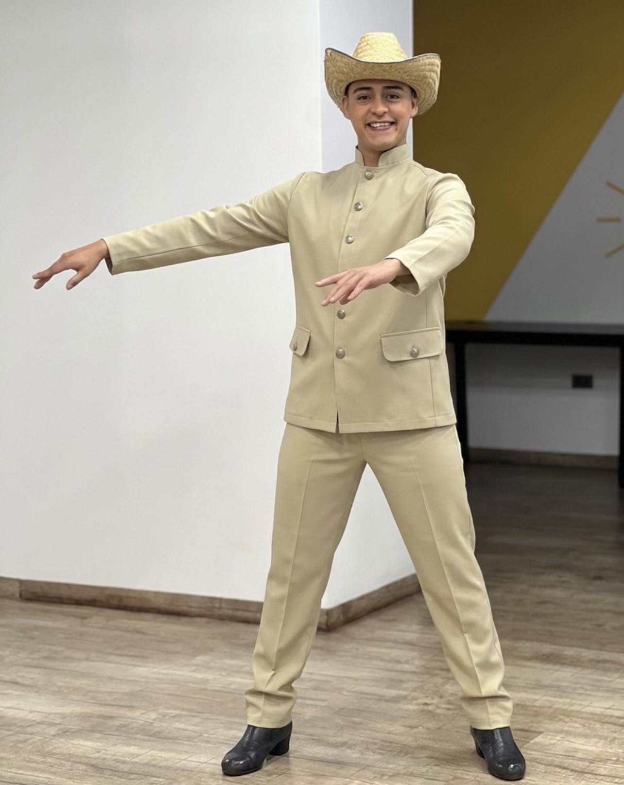 @César Girón