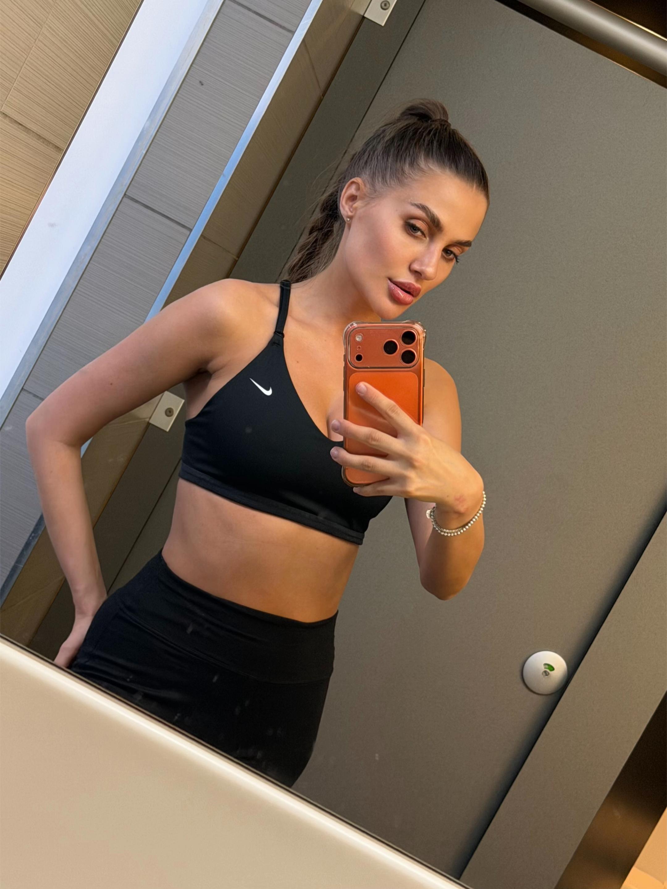 @Ella_001