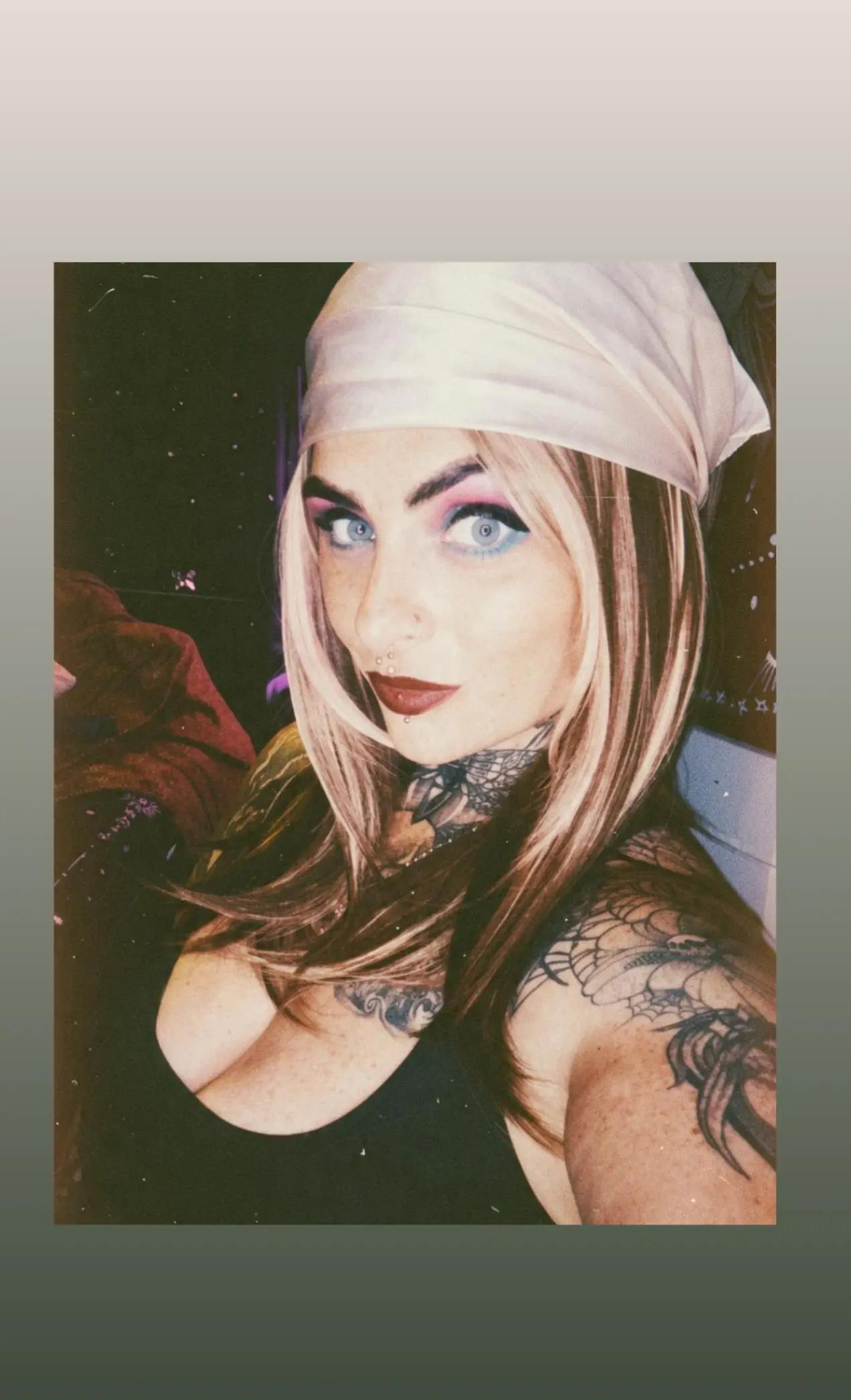 @𝔅𝔞𝔟𝔶𝔊𝔦𝔯𝔩𝔊𝔬𝔱𝔥𝔦𝔠𝔠