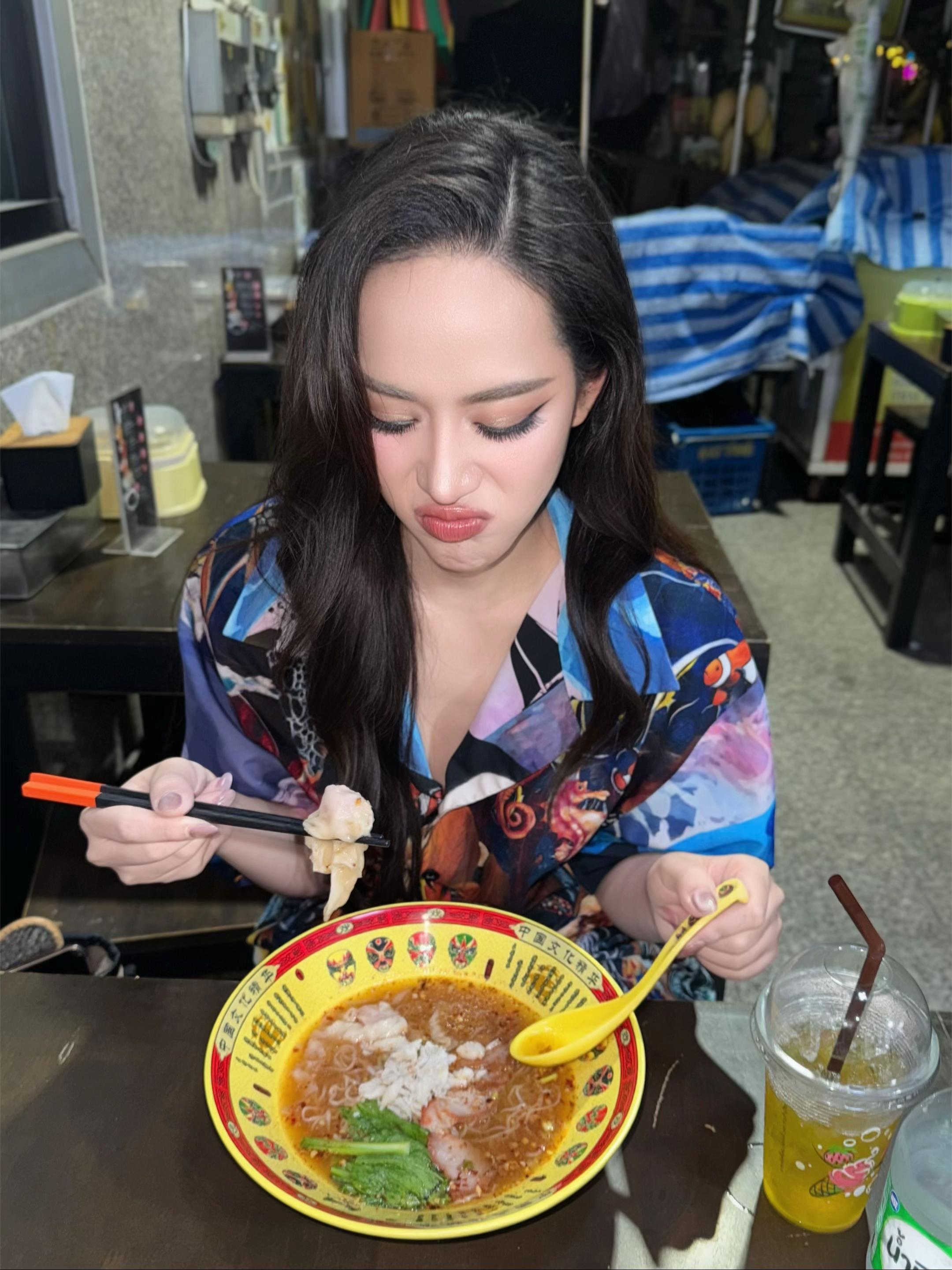 @ครูพี่ปอยที่เป็นนางงามอ่ะ