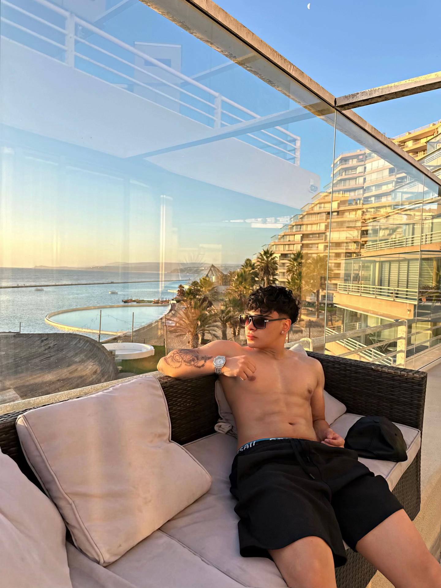 @aleeslr
