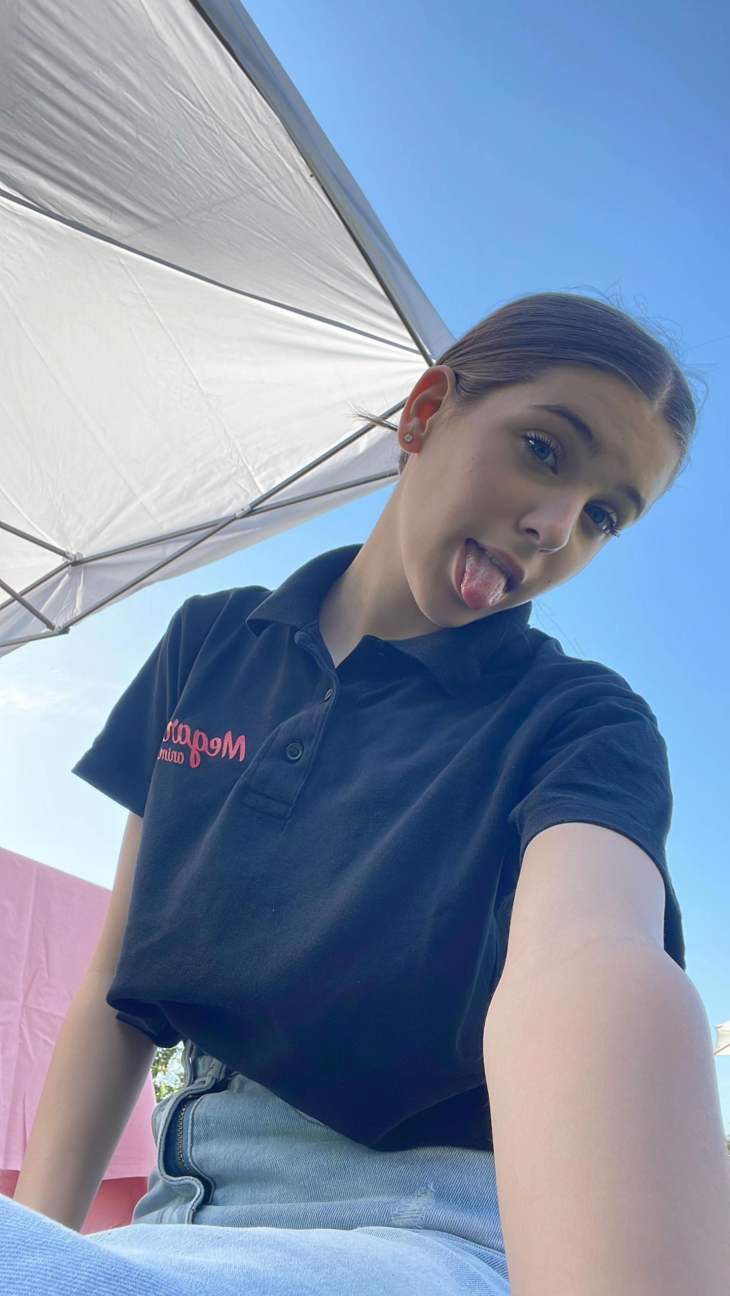 @👧🏽🎀