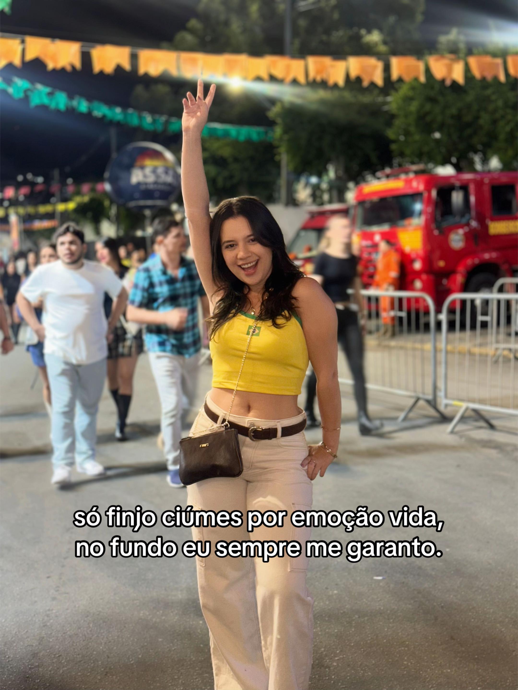@L&iacute;via Souza