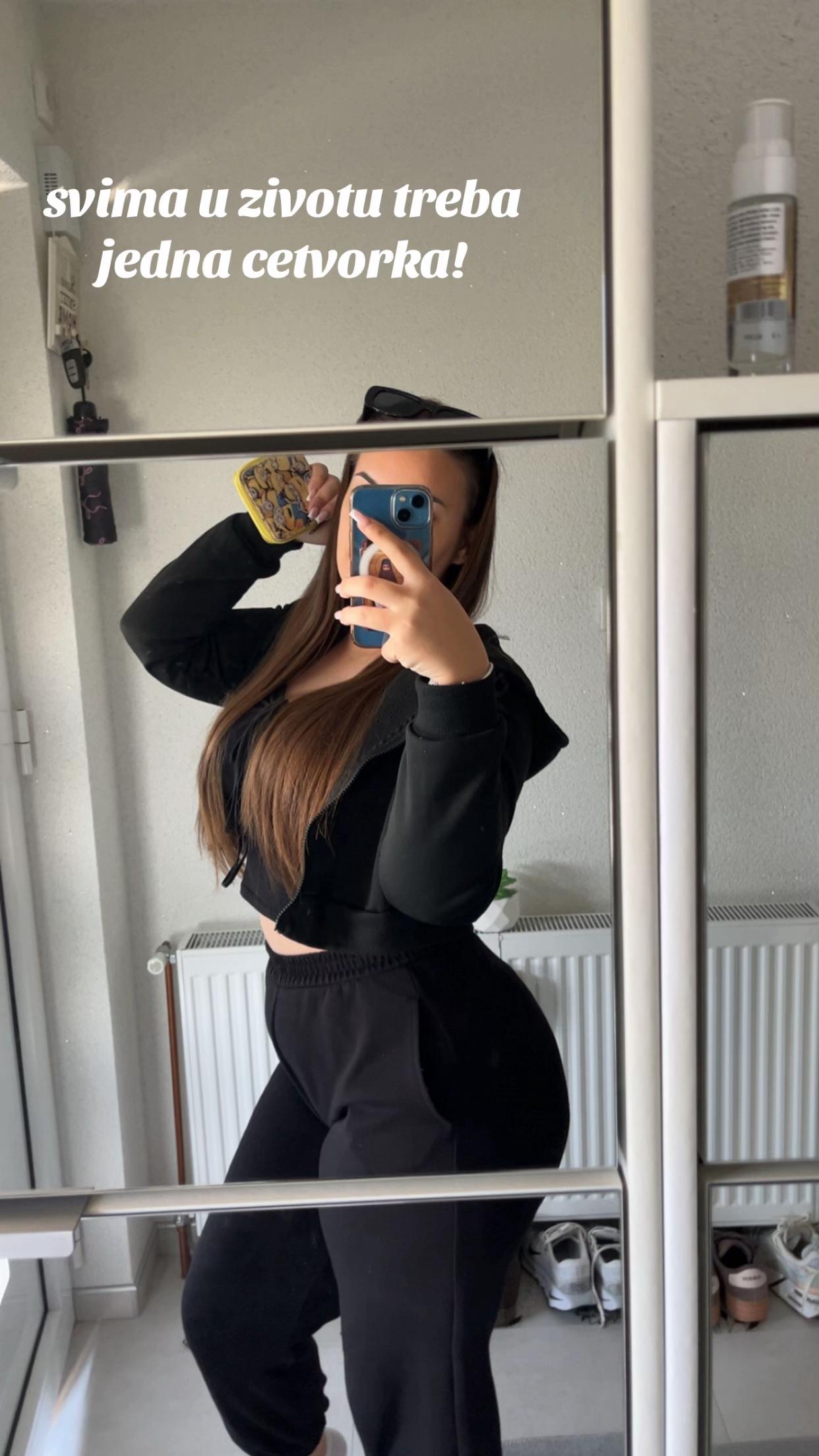 @𝒯