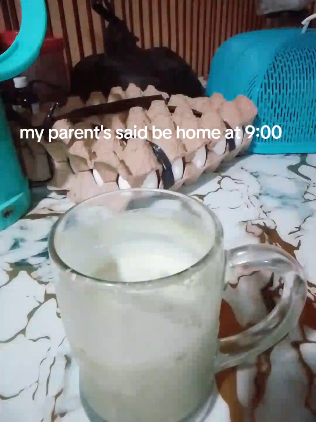 @>.<