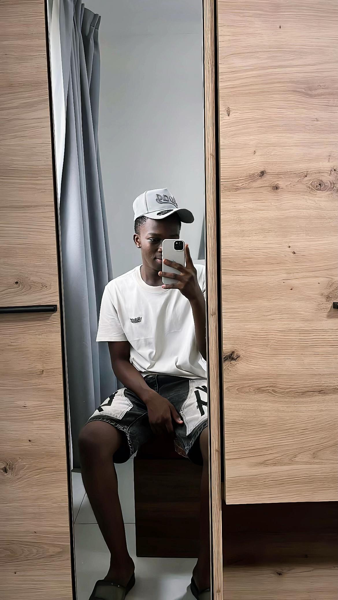@🤎𝗧 𝗜 𝗠 𝗘 𝗟 𝗘 𝗦 𝗦🕊️