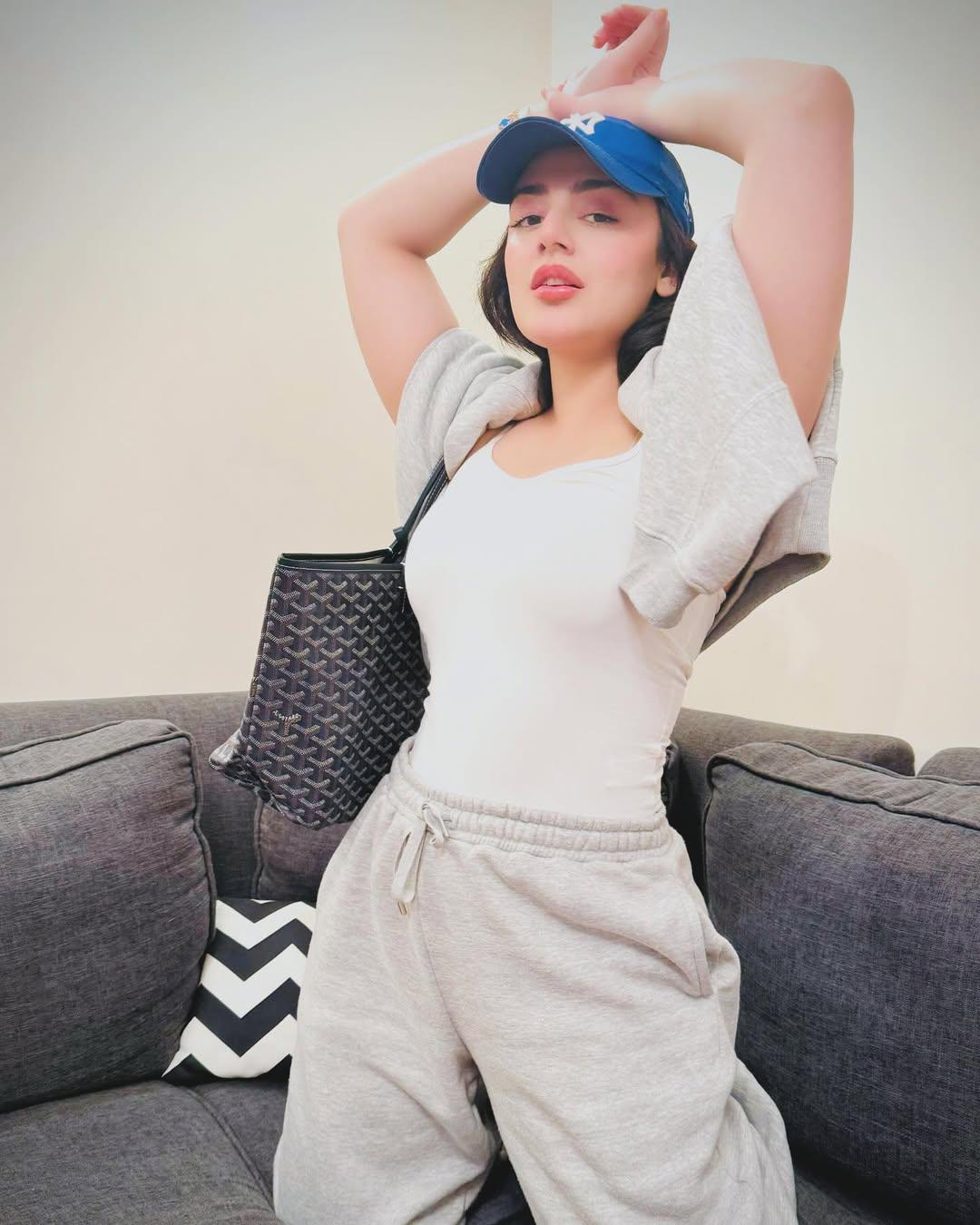 @shazealshoukat🤍