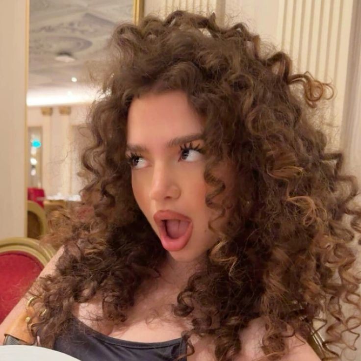 @miakalogeras